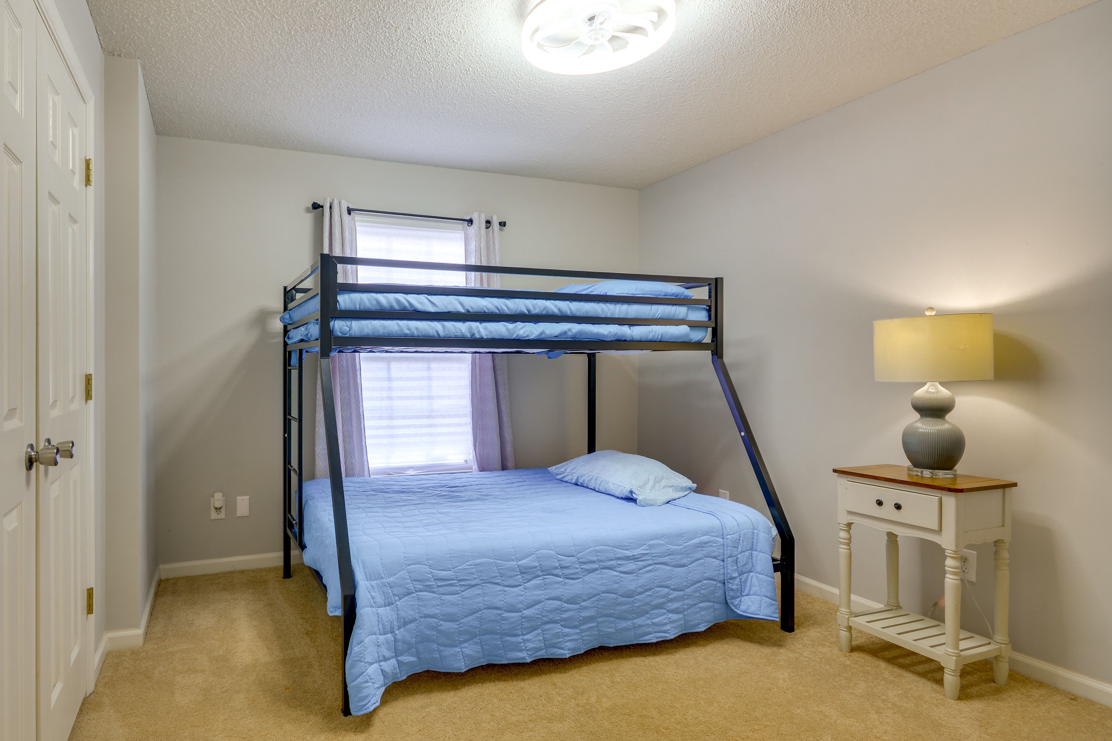 Bedroom 2 | Twin/Full Bunk Bed