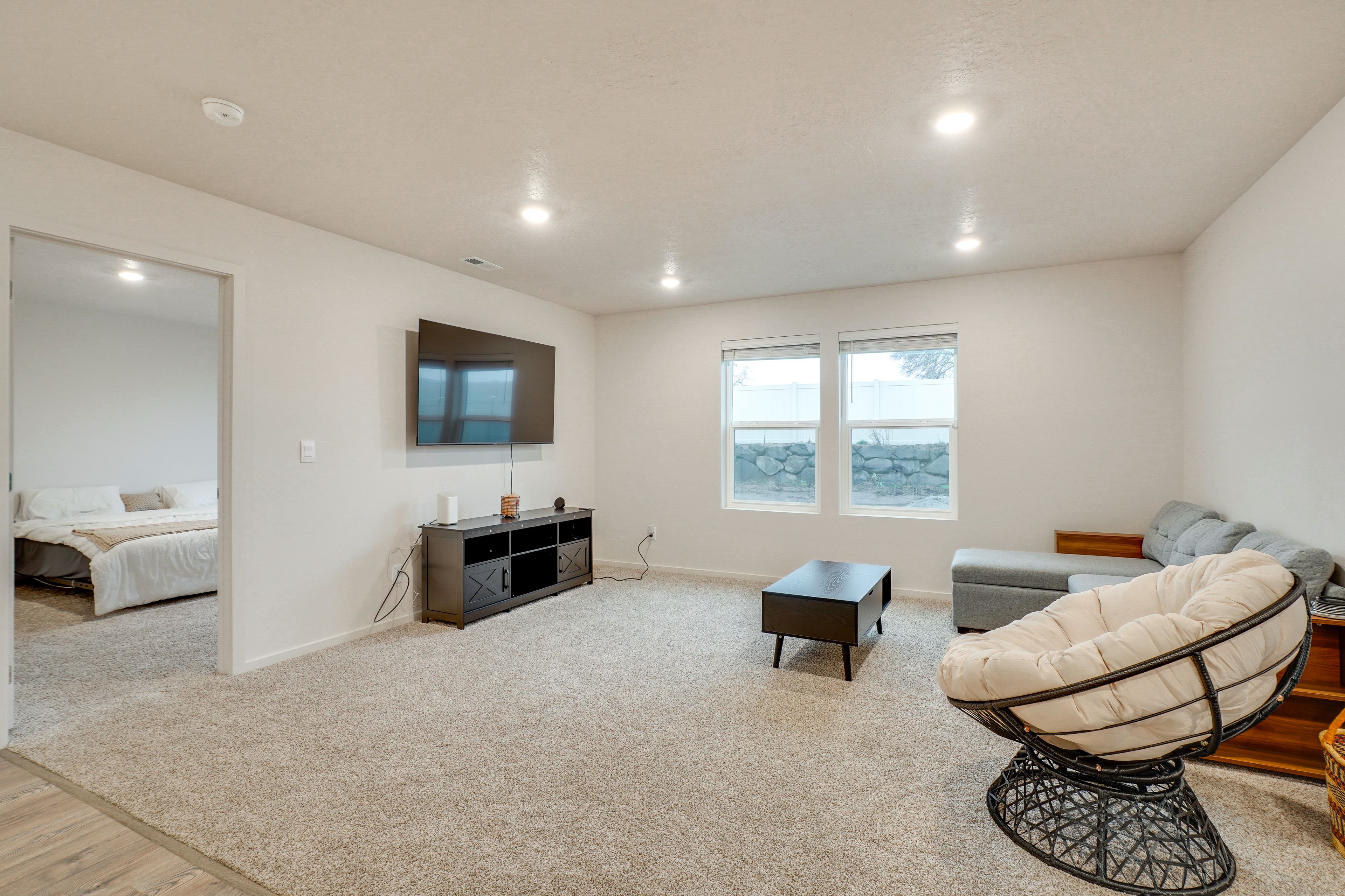 Living Room | Free WiFi | Central A/C & Heating