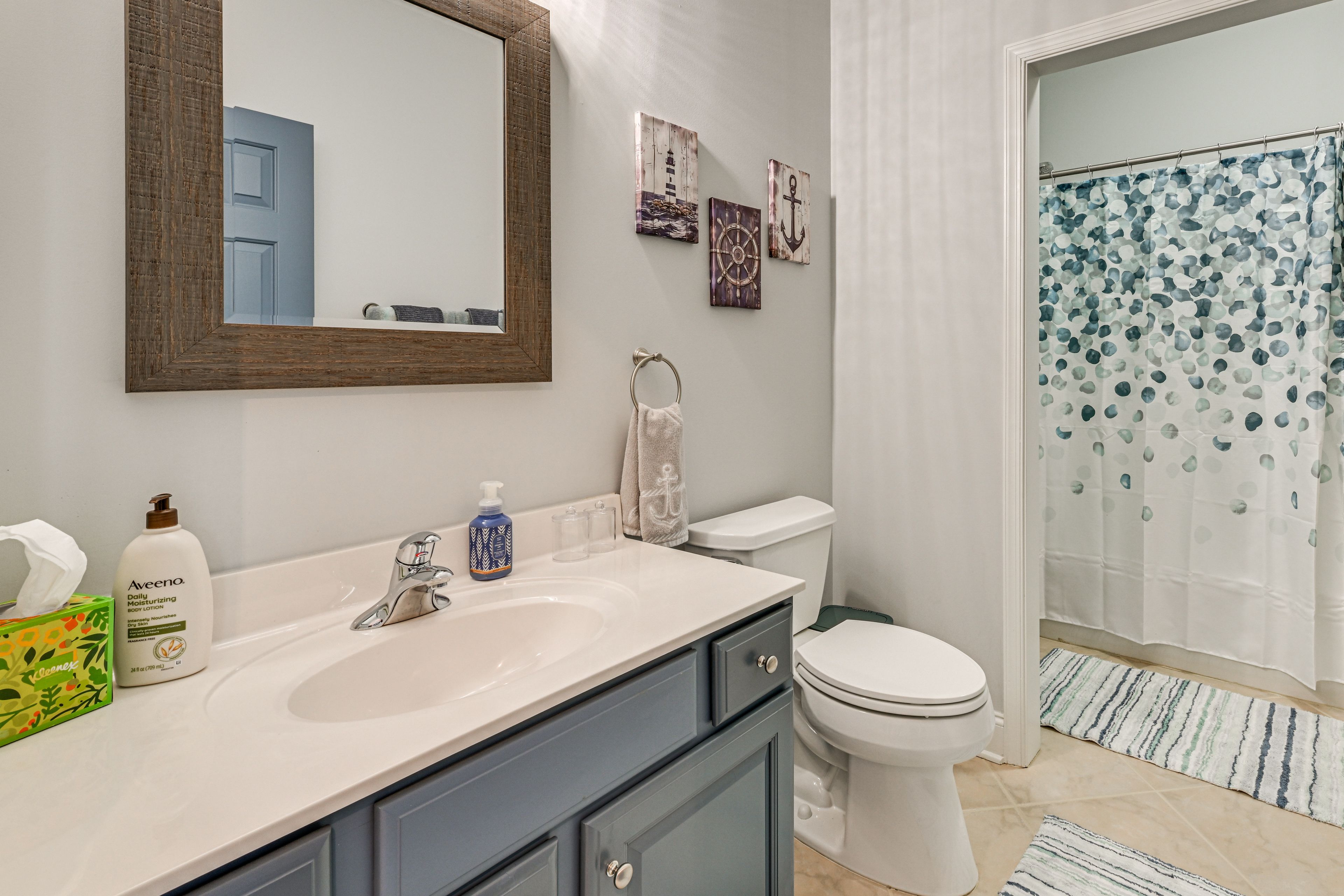 En-Suite Bathroom | Main Level | Complimentary Toiletries | Hair Dryer