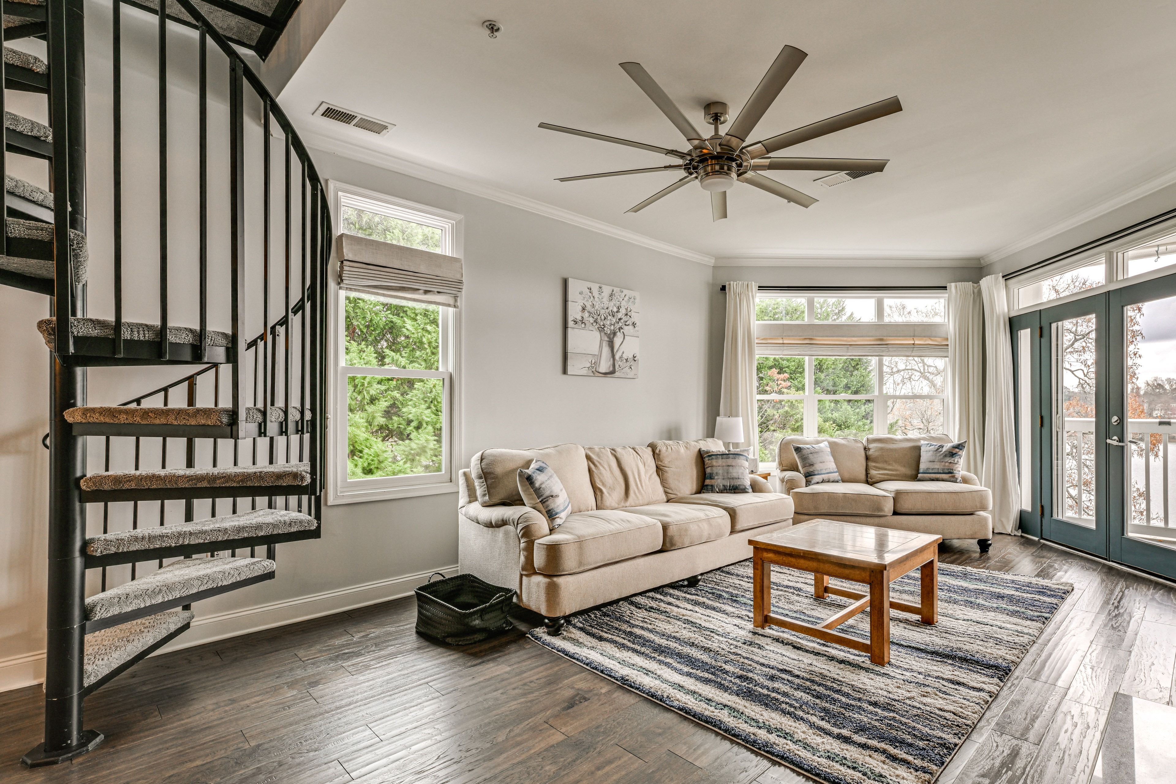 Living Room | Main Level | Smart TV | Free WiFi | Gas Fireplace