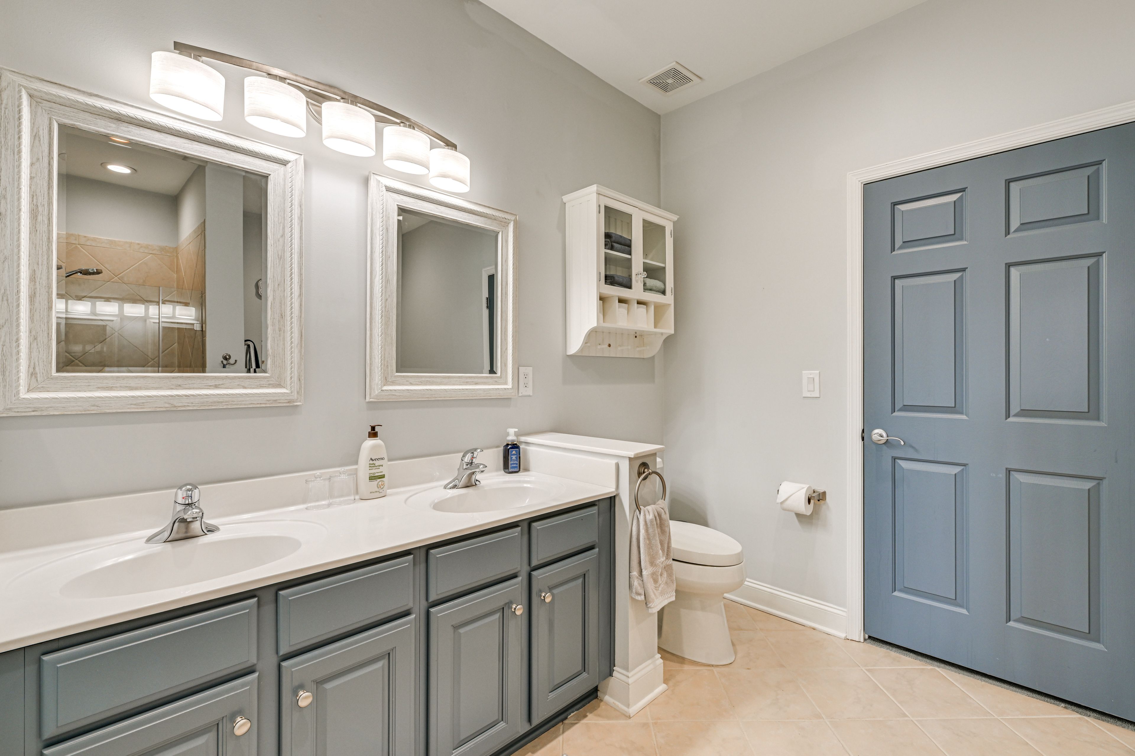 En-Suite Bathroom | Main Level | Jetted Tub | Towels Provided