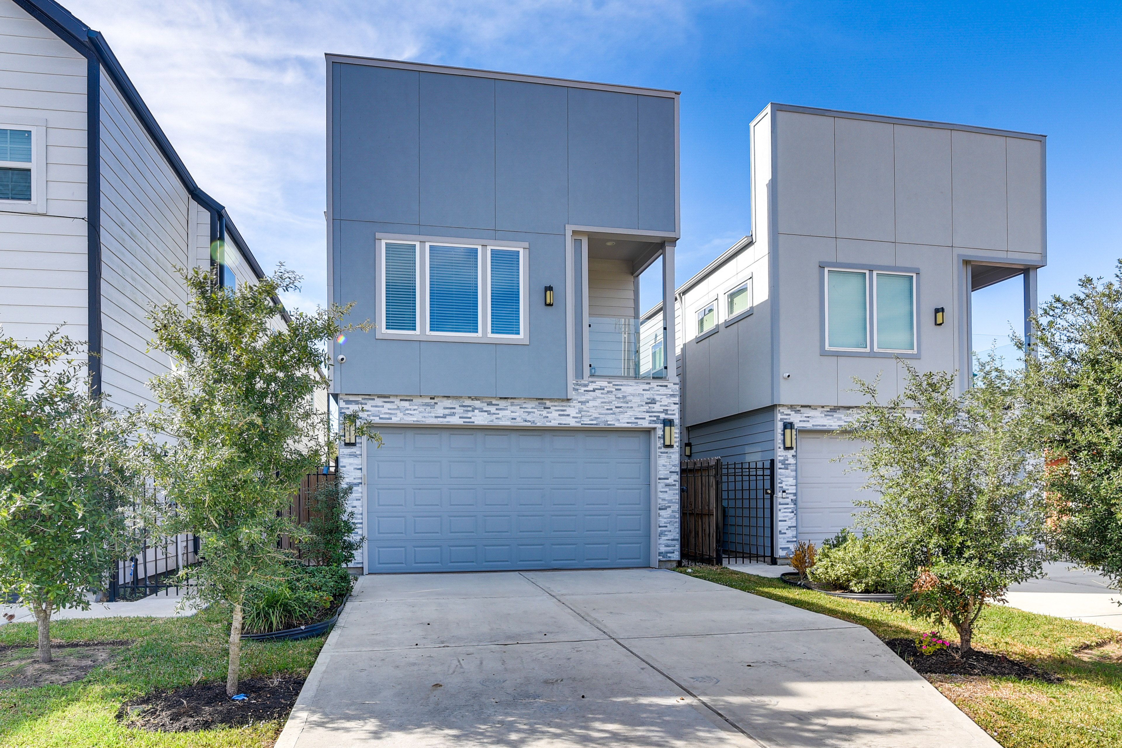 Parking | Driveway (2 Vehicles) | Garage (2 Vehicles)