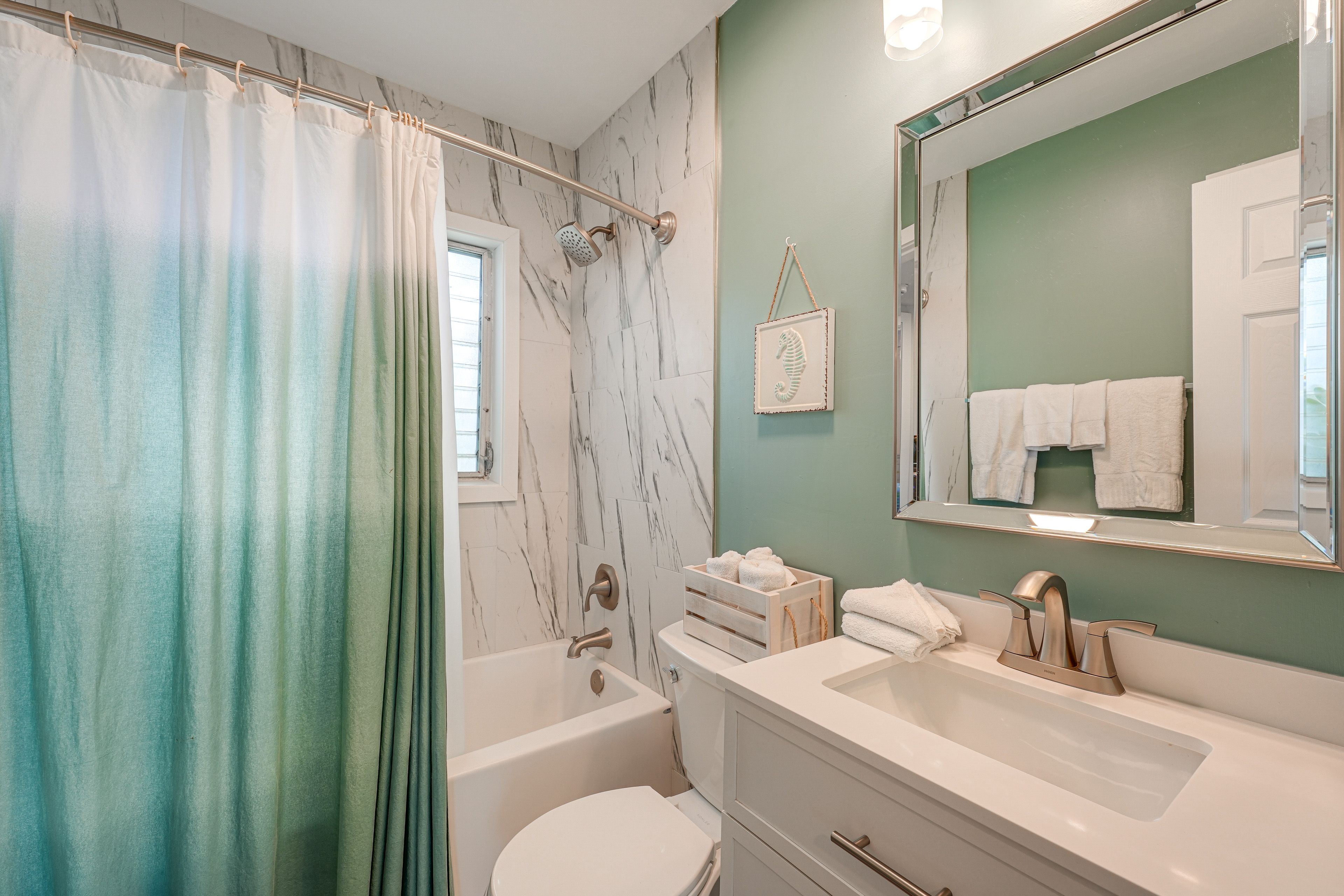 Full Bathroom | Towels Provided | Complimentary Toiletries