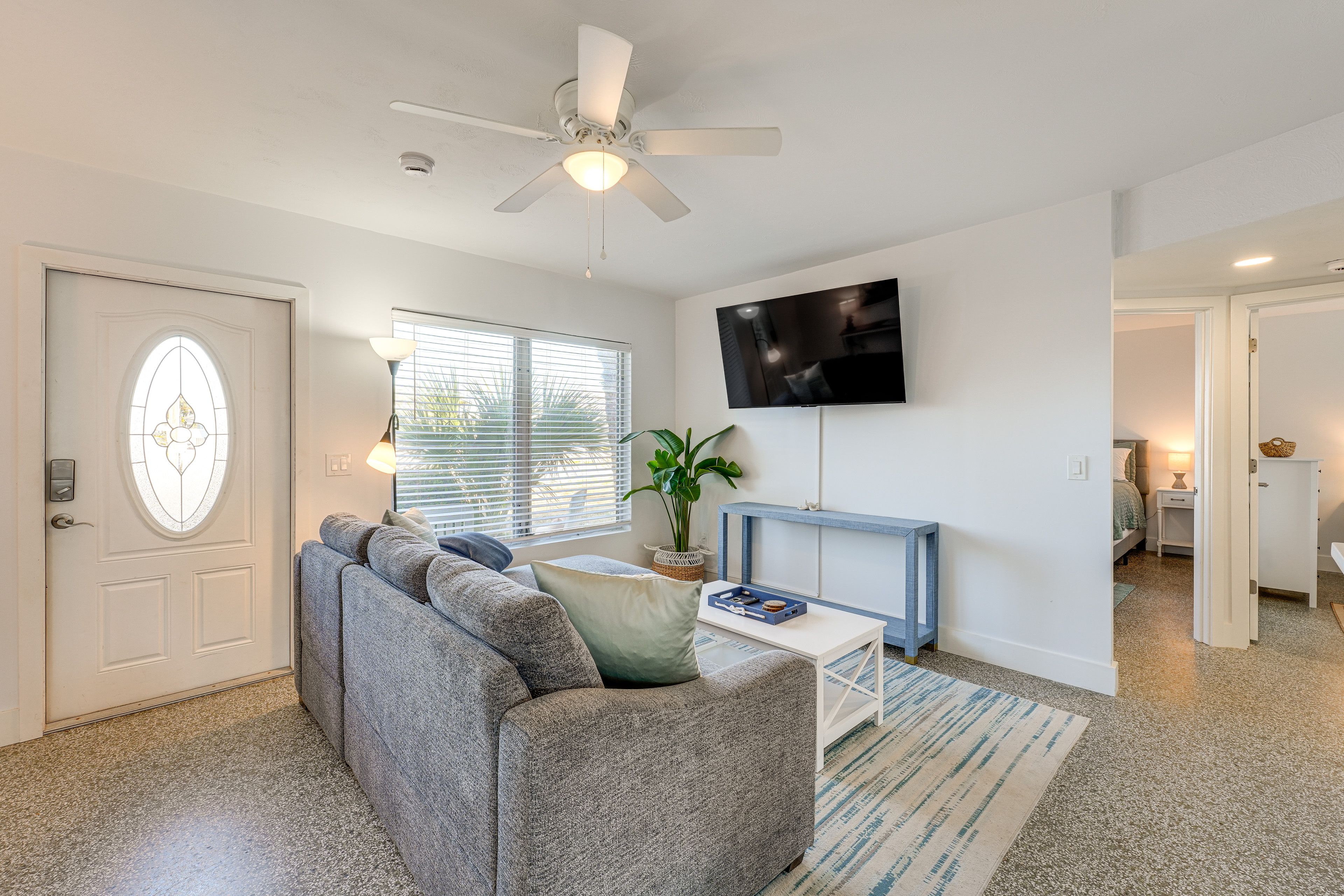 Living Room | Queen Sleeper Sofa | Smart TV | Free WiFi | Central A/C & Heat