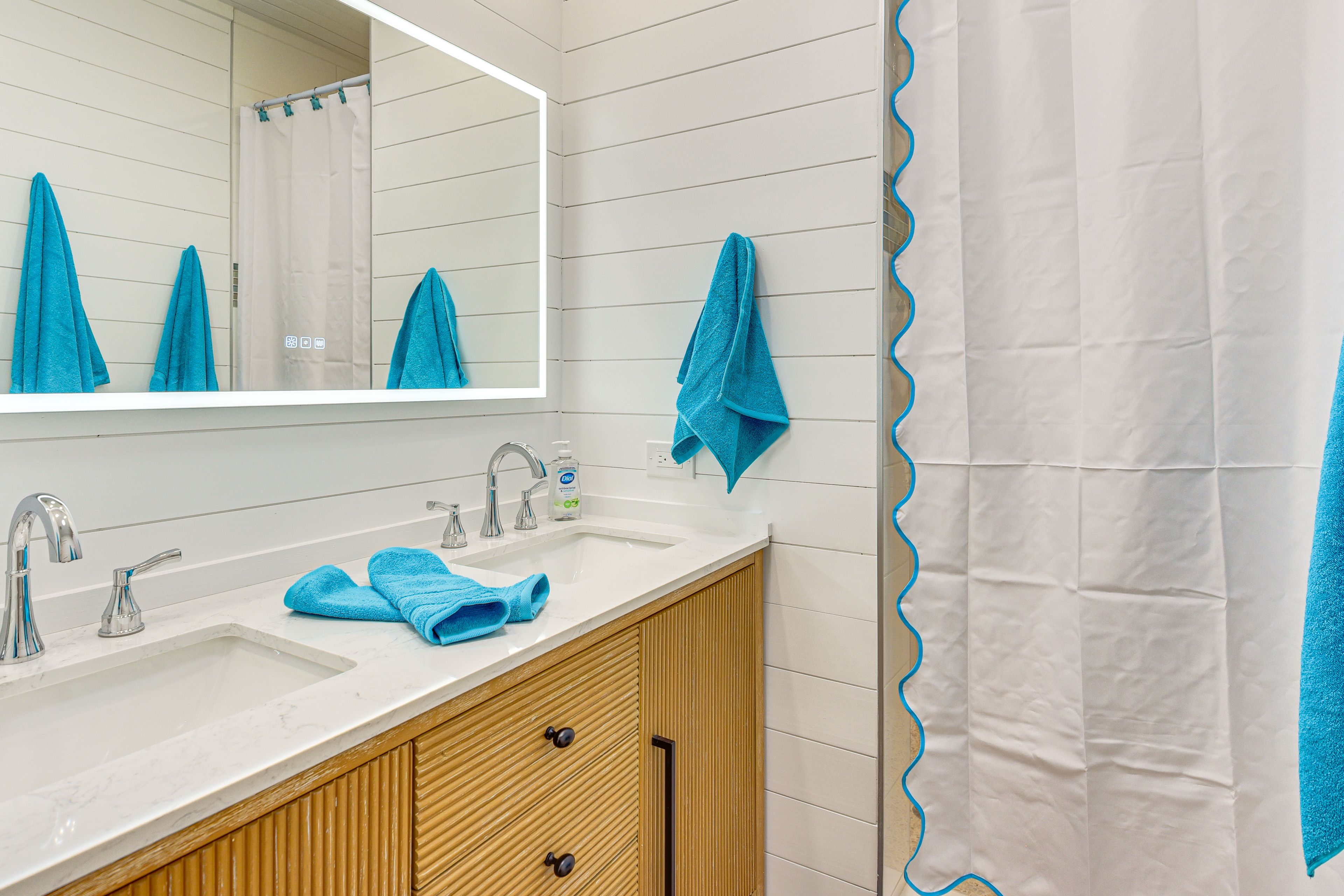 Full Bathroom | Towels Provided