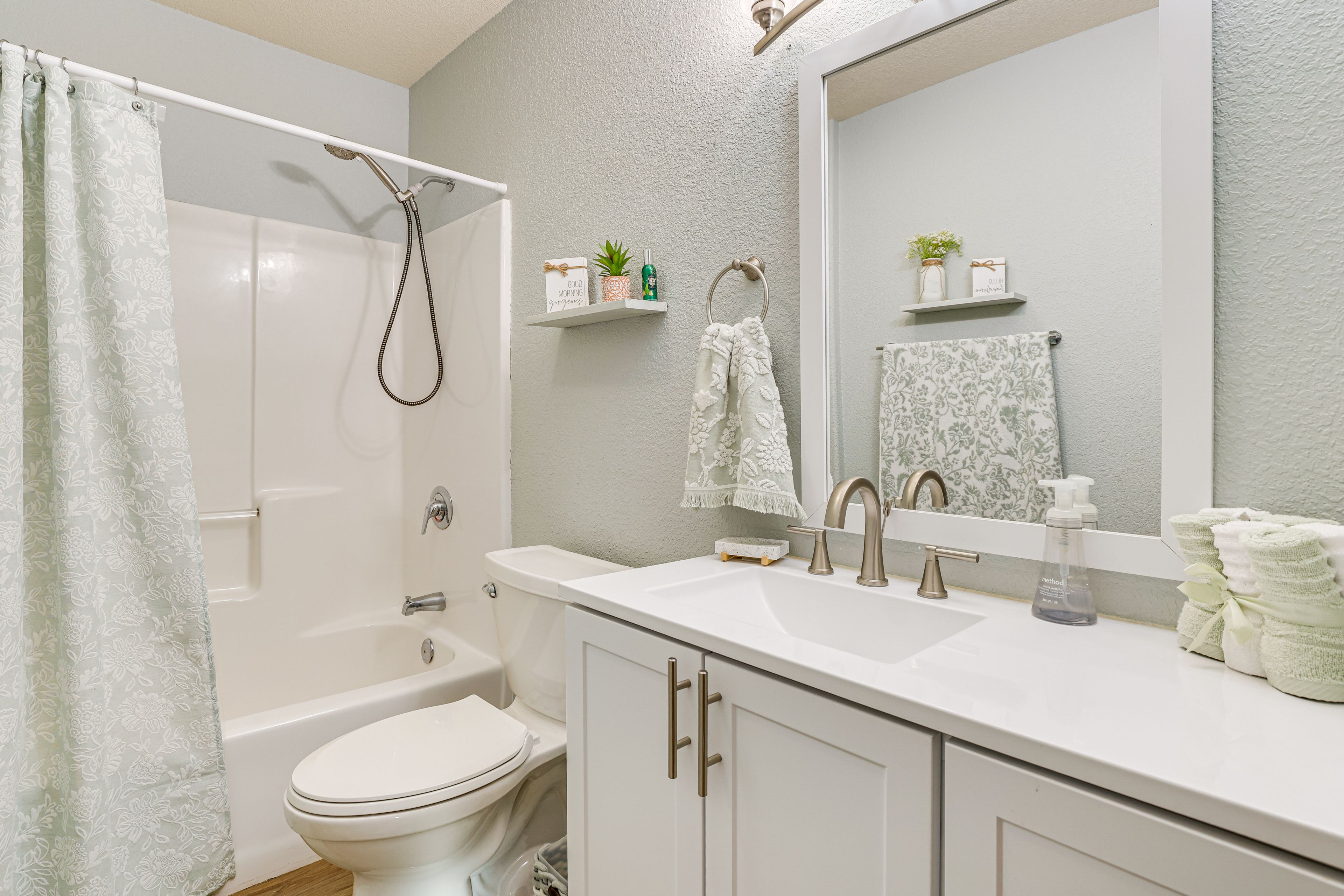 Bathroom | Main Level