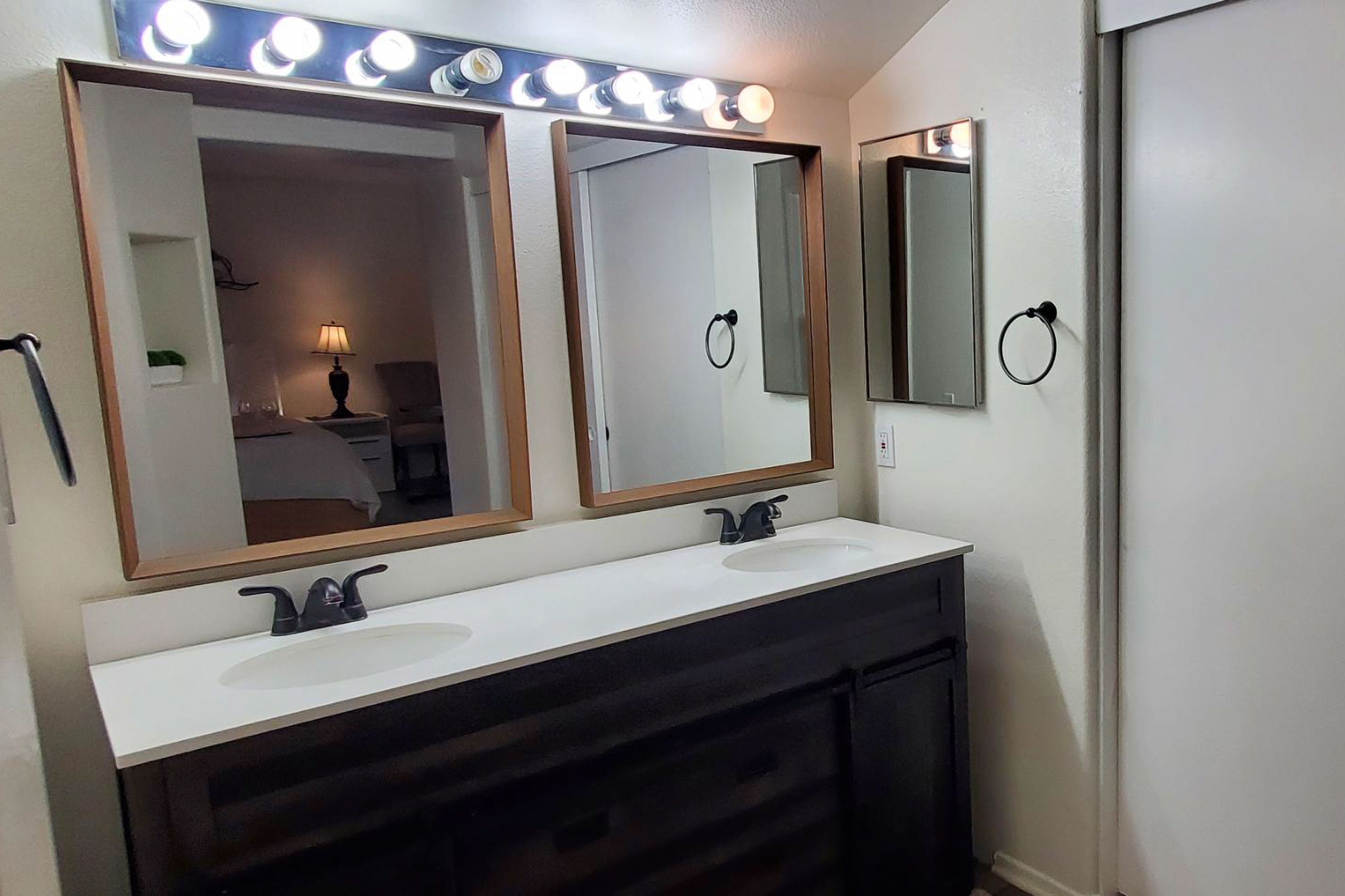 Full Bathroom | Towels Provided