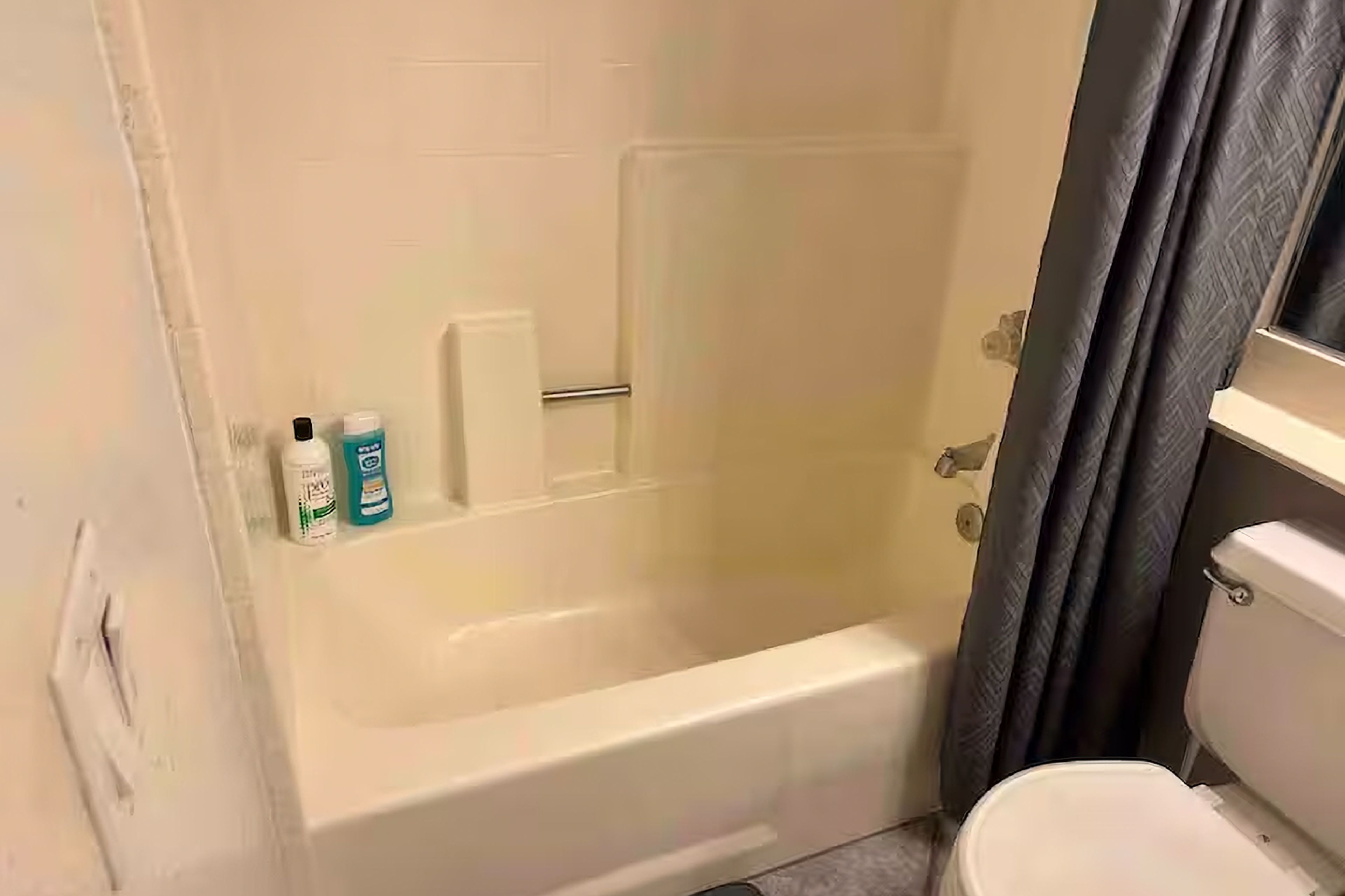 Full Bathroom | Towels Provided