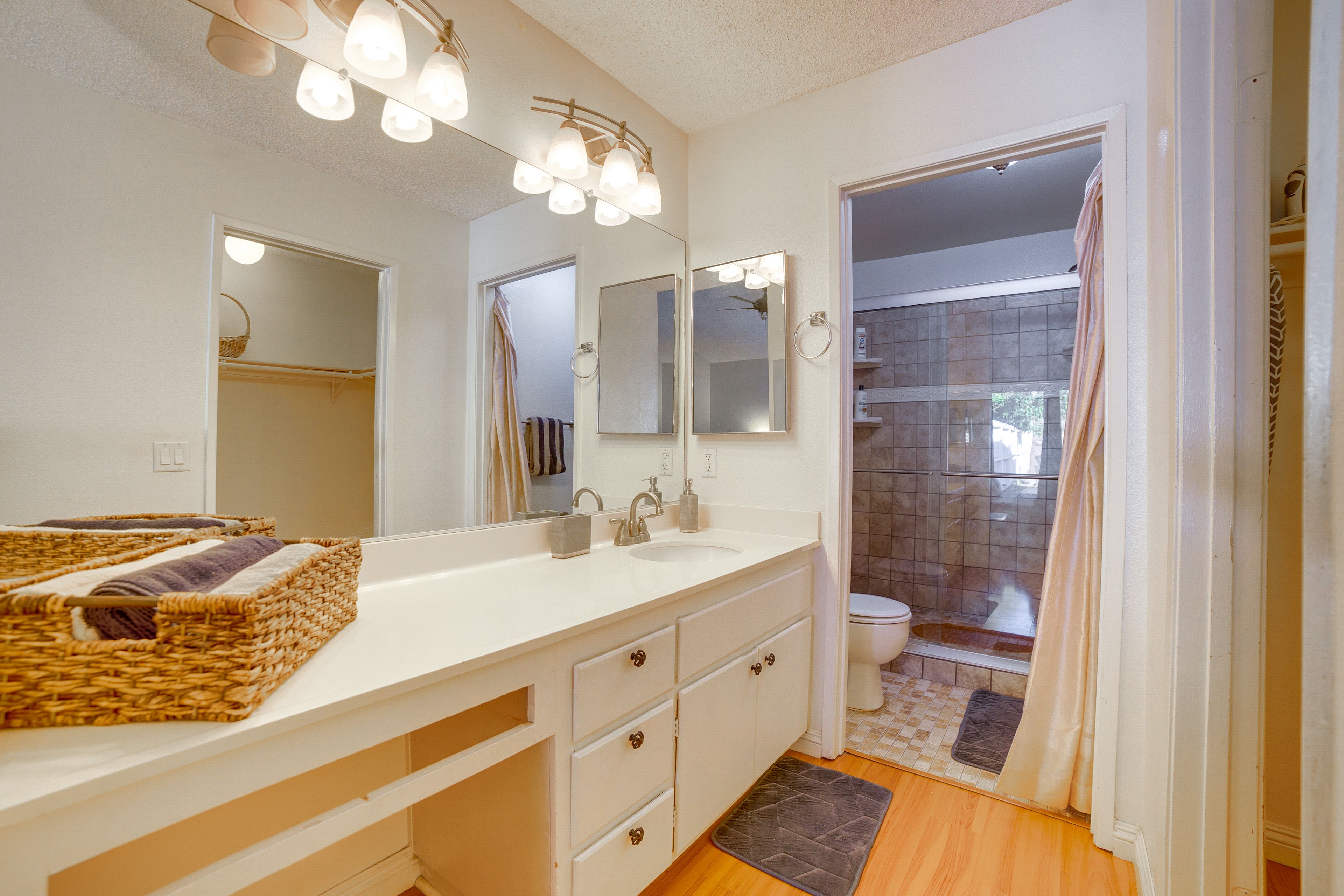 Full Bathroom | Towels Provided