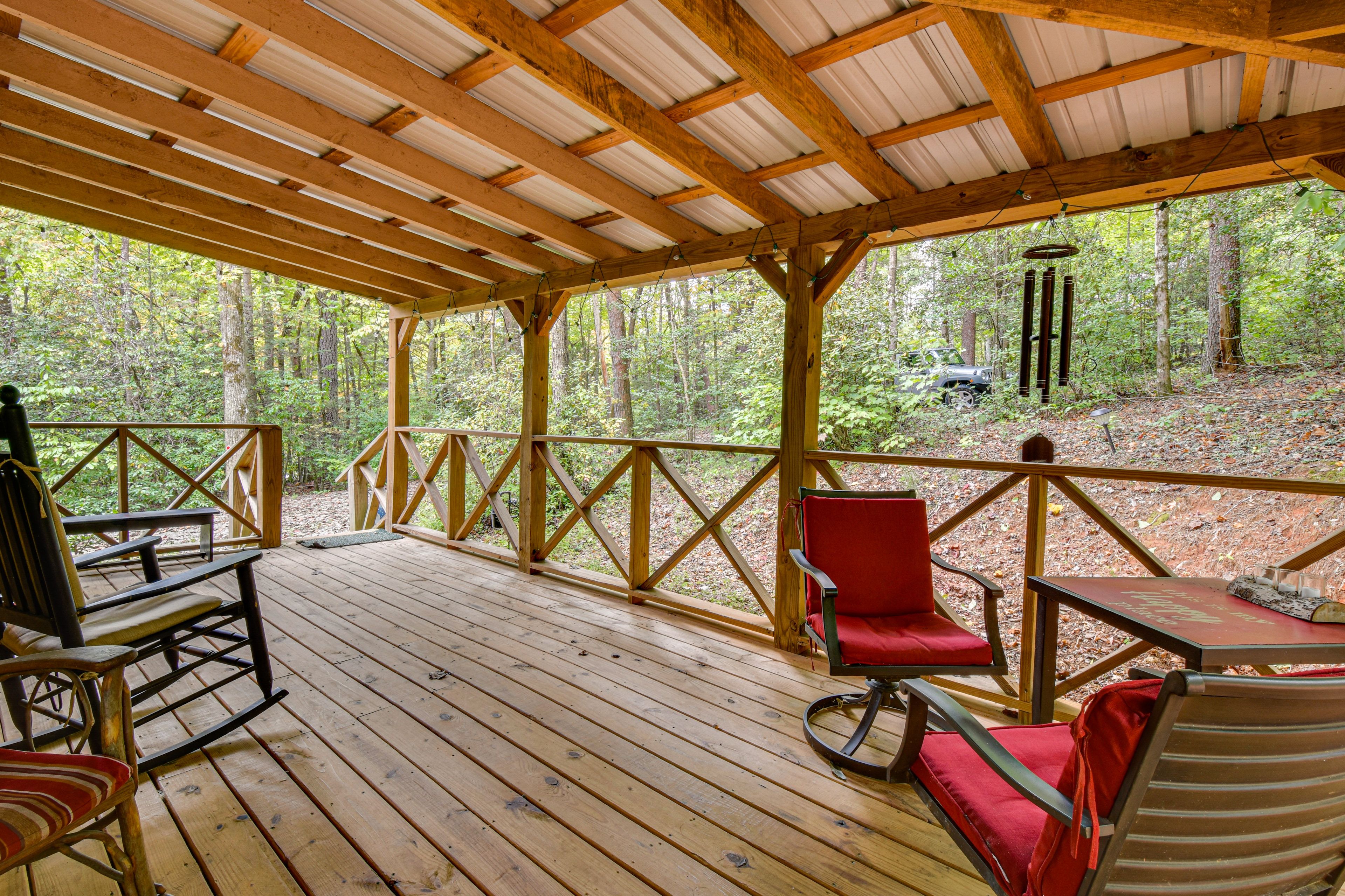 Furnished Deck | Cornhole Boards | Fire Pit | 4 Mi to Unicoi State Park