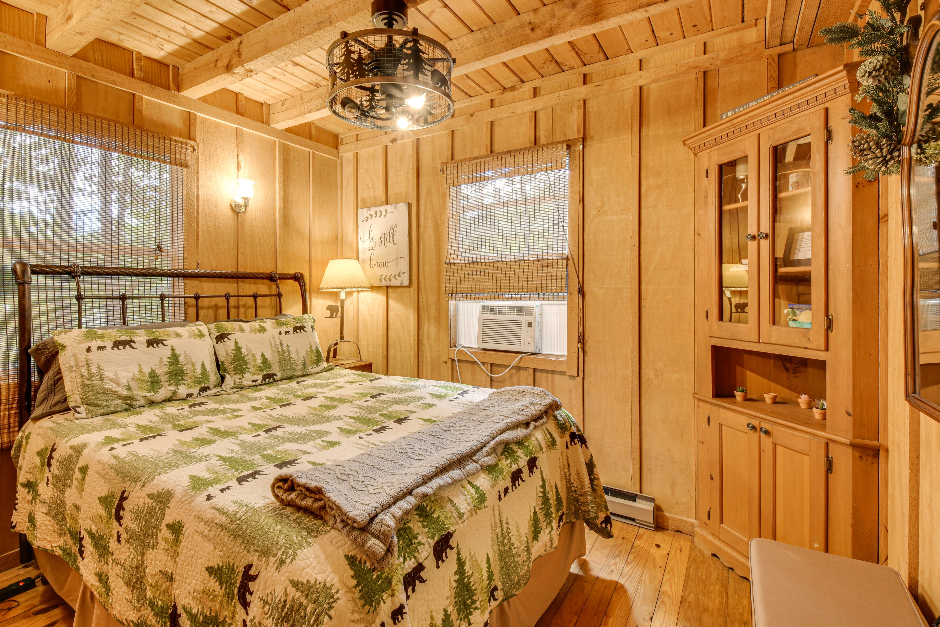 Bedroom 1 | 1st Floor | Queen Bed | Linens Provided