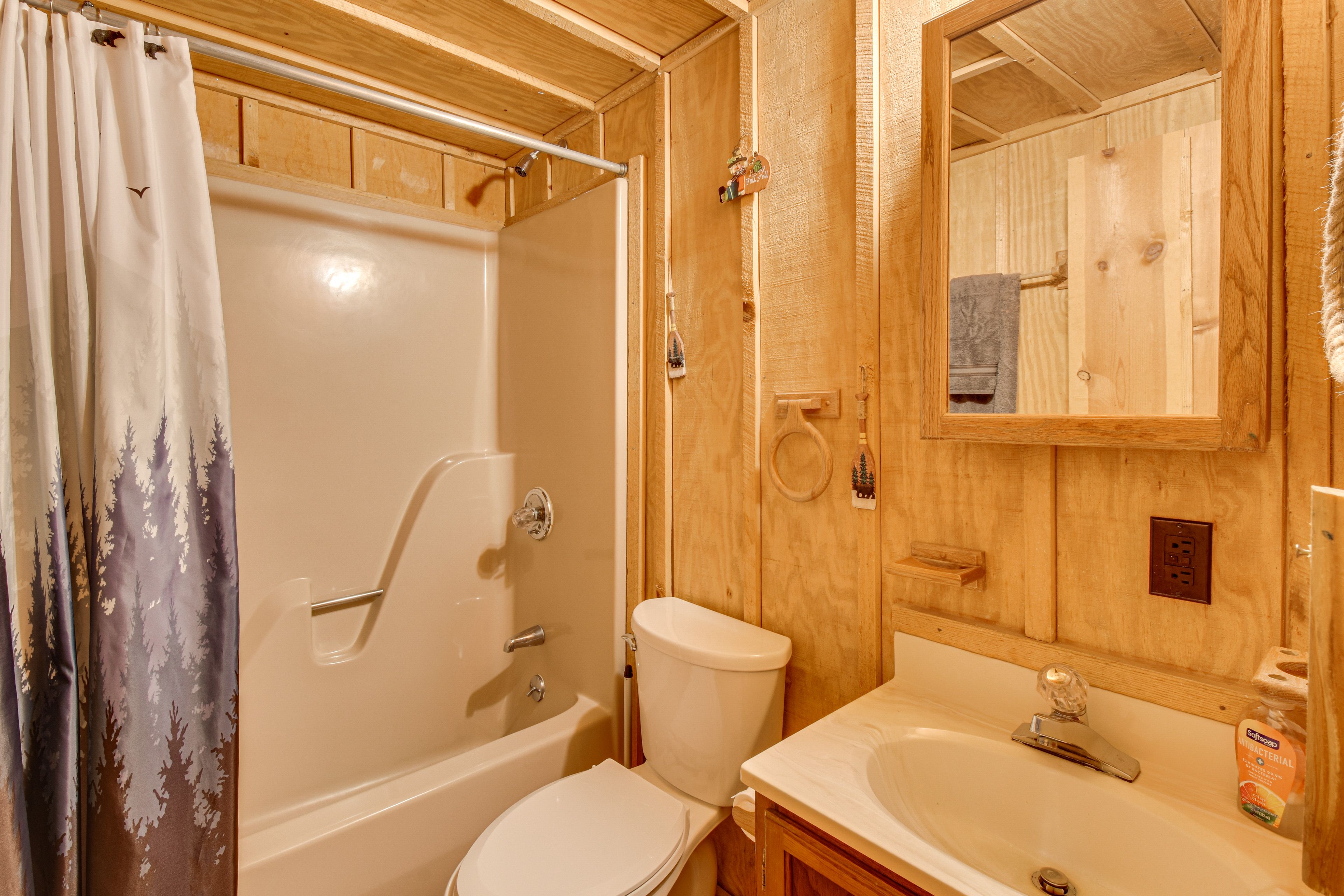 Bathroom | 1st Floor | Towels Provided