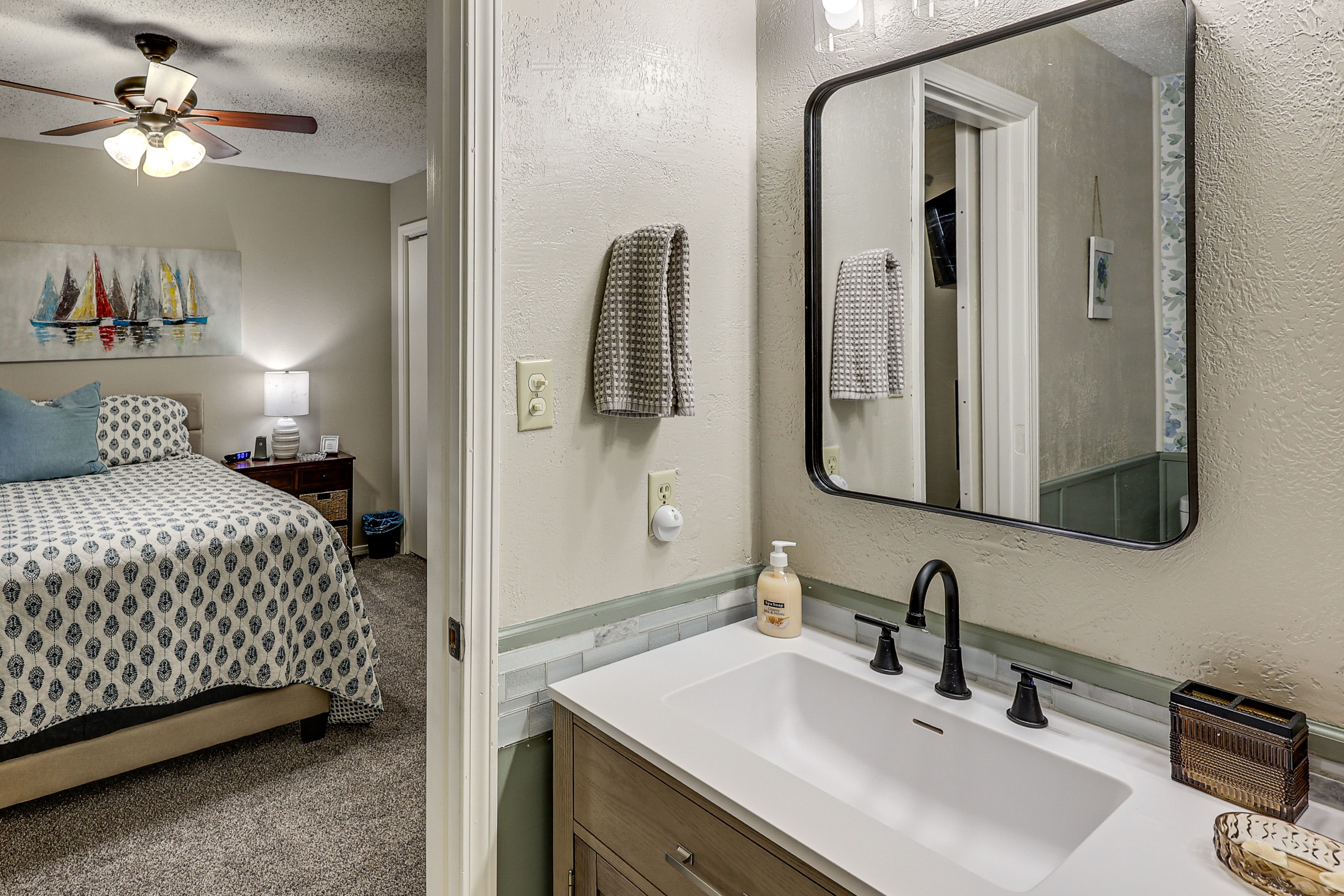 Full Bathroom | Complimentary Toiletries | Towels Provided