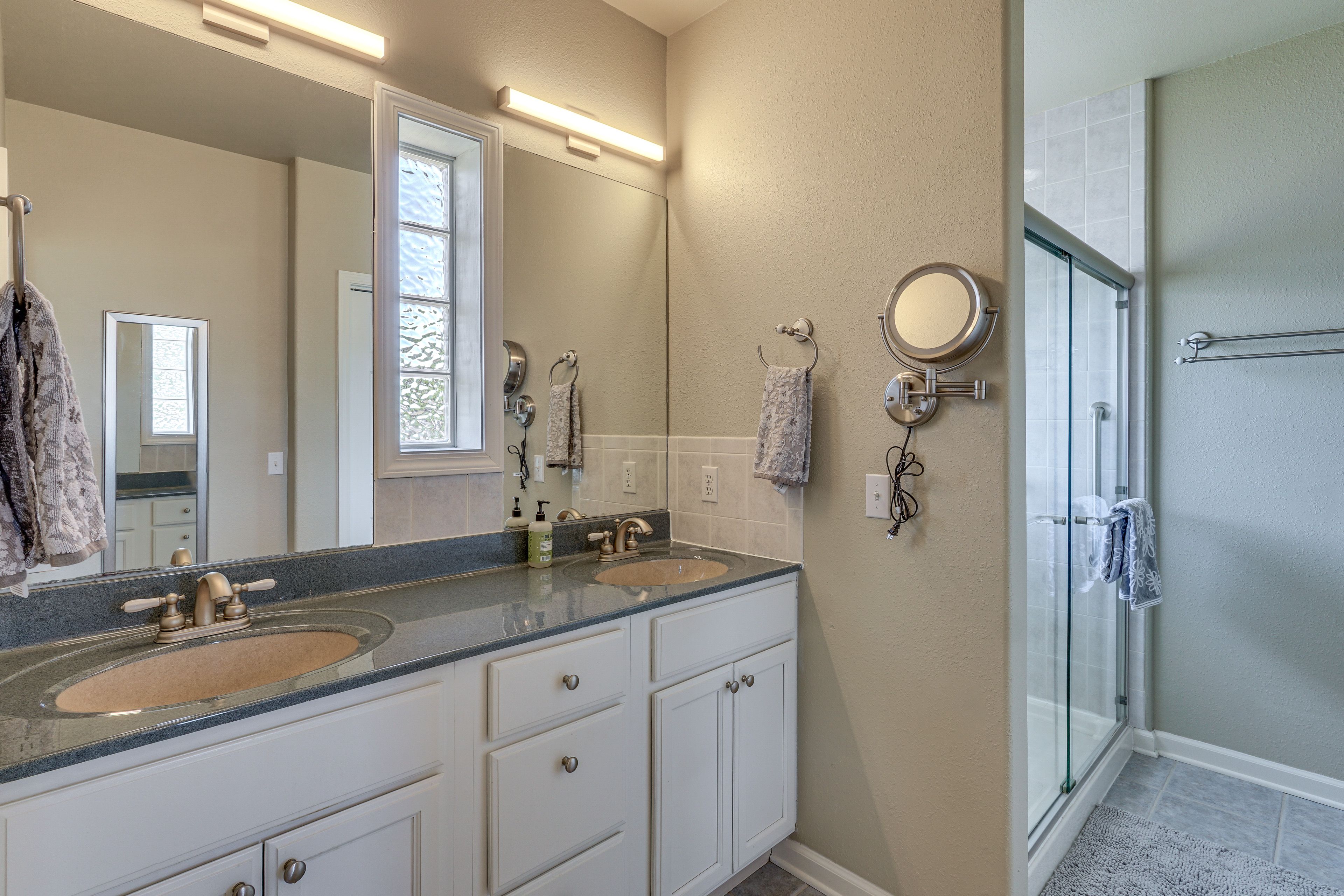 En-Suite Bathroom | Lake Level