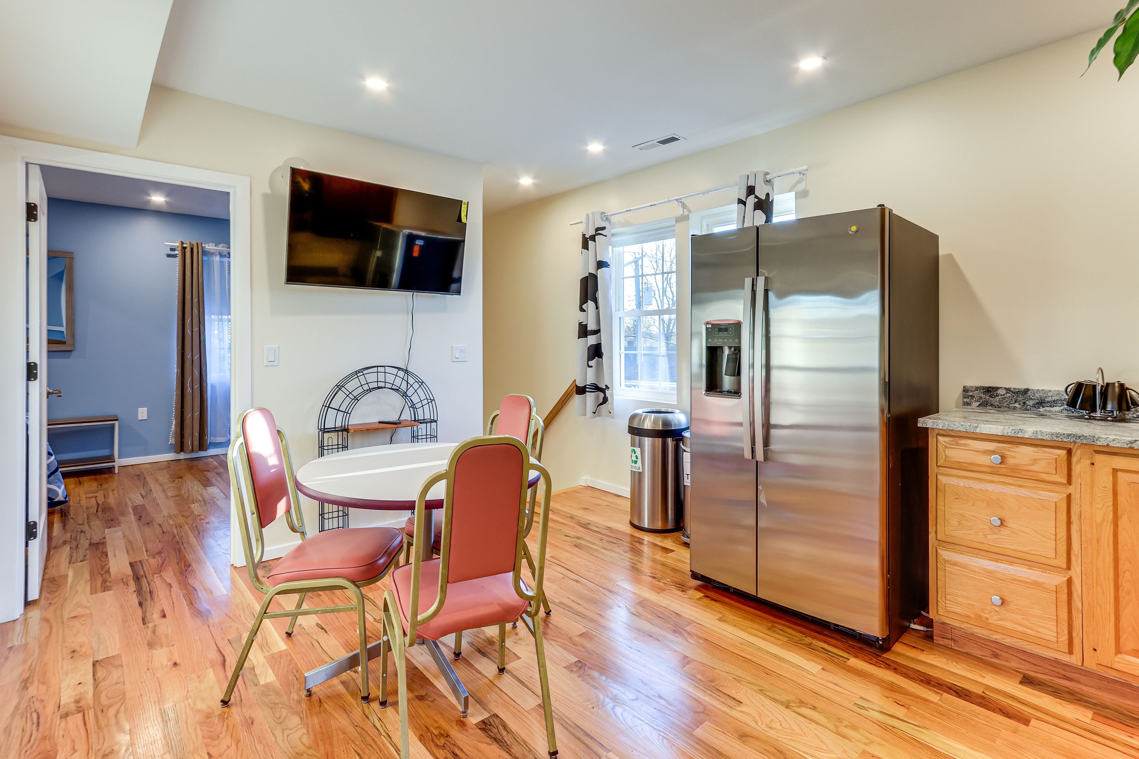 Dining Area | Smart TV | Free WiFi | Upper Level