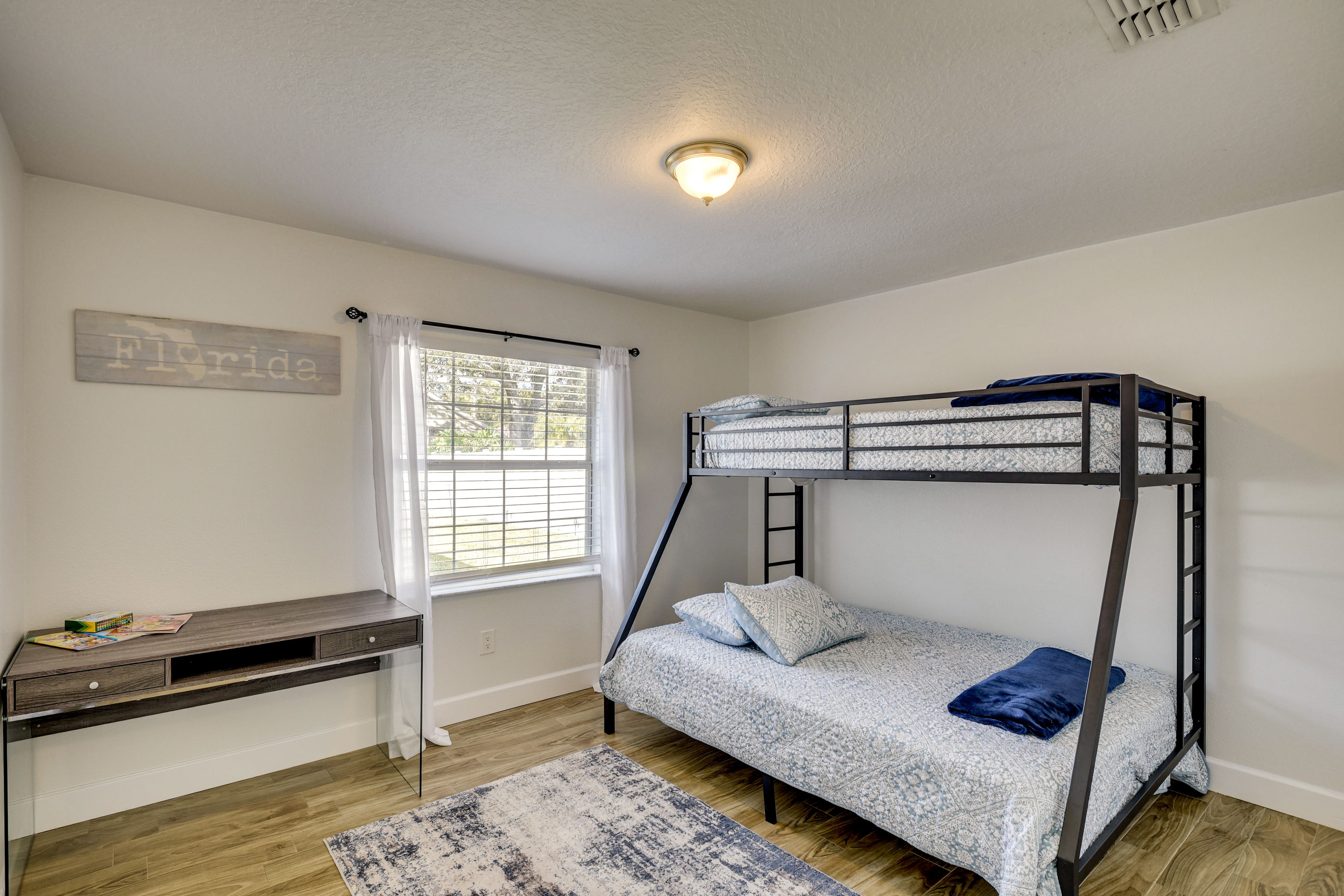 Bedroom 3 | Twin/Queen Bunk Bed