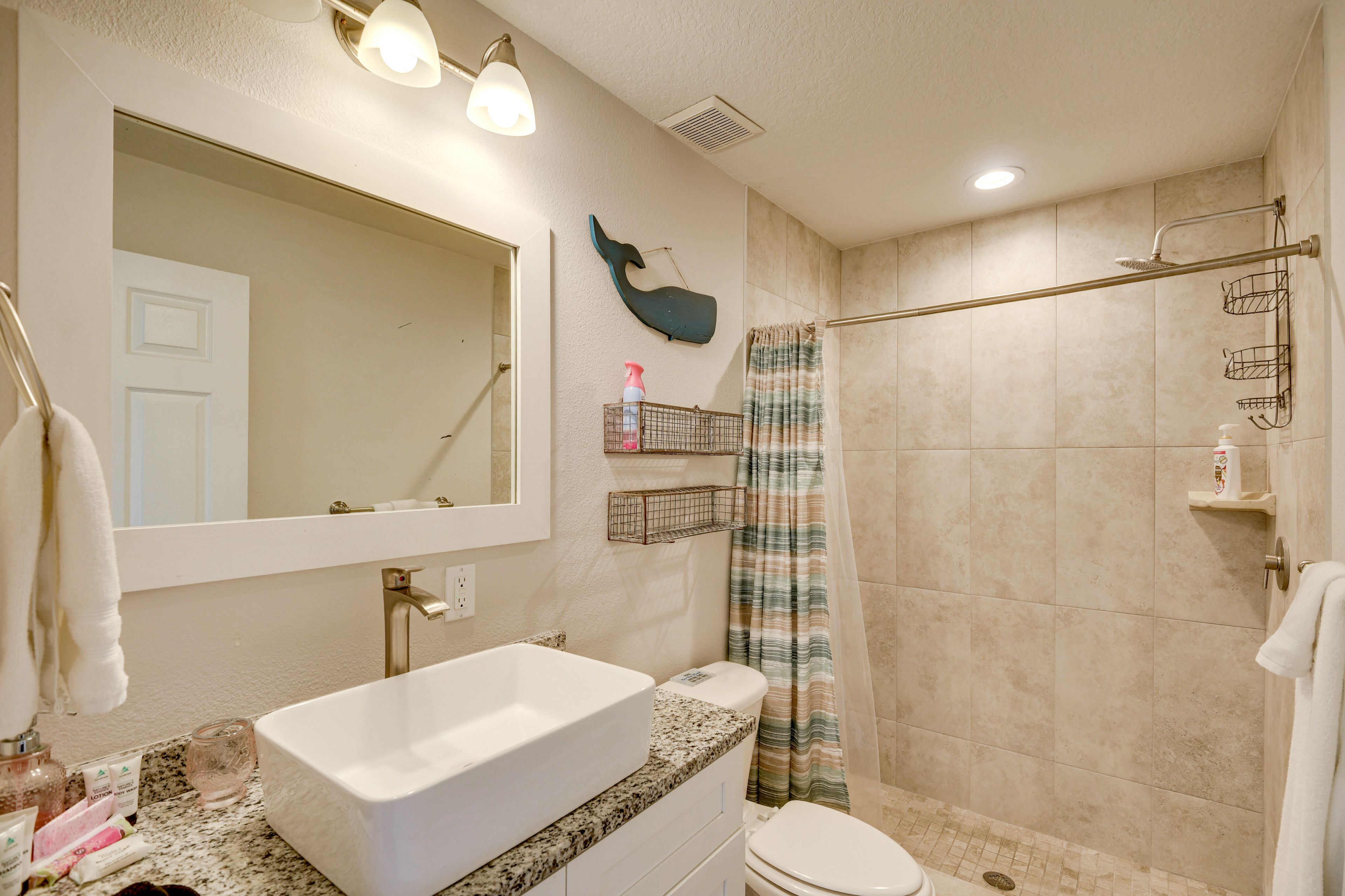 Full Bathroom | Complimentary Toiletries