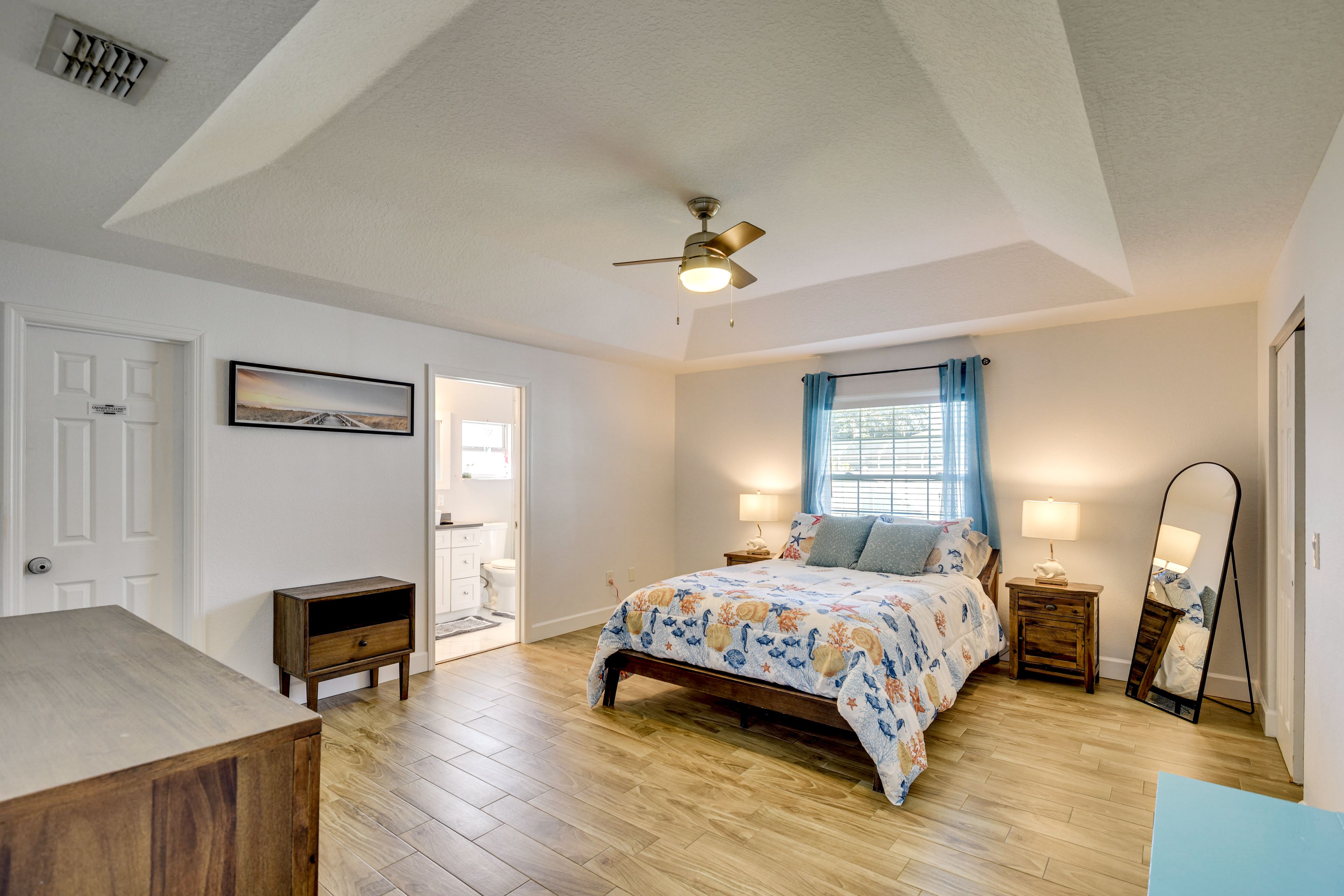 Bedroom 1 | Queen Bed