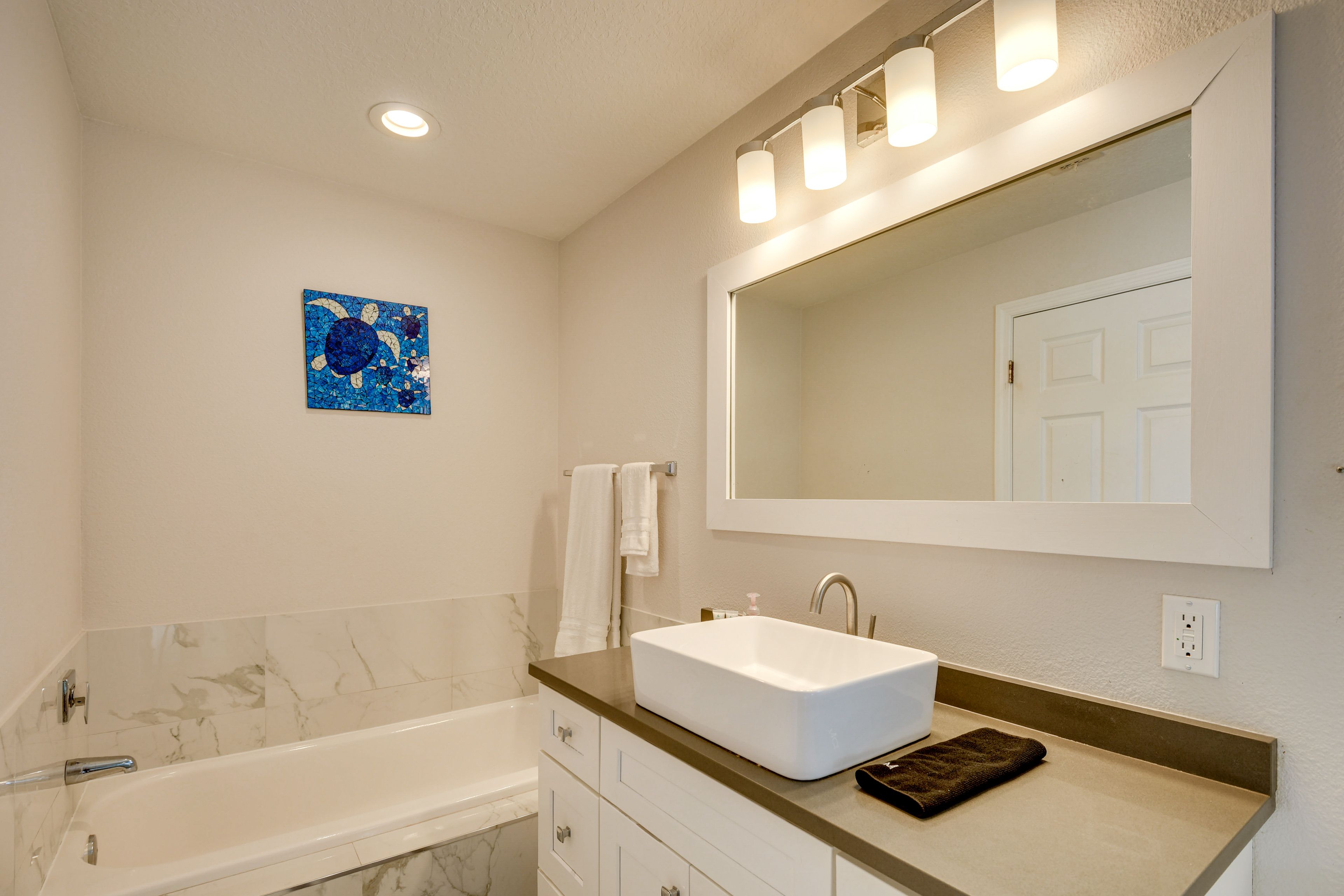 Full Bathroom | Towels Provided