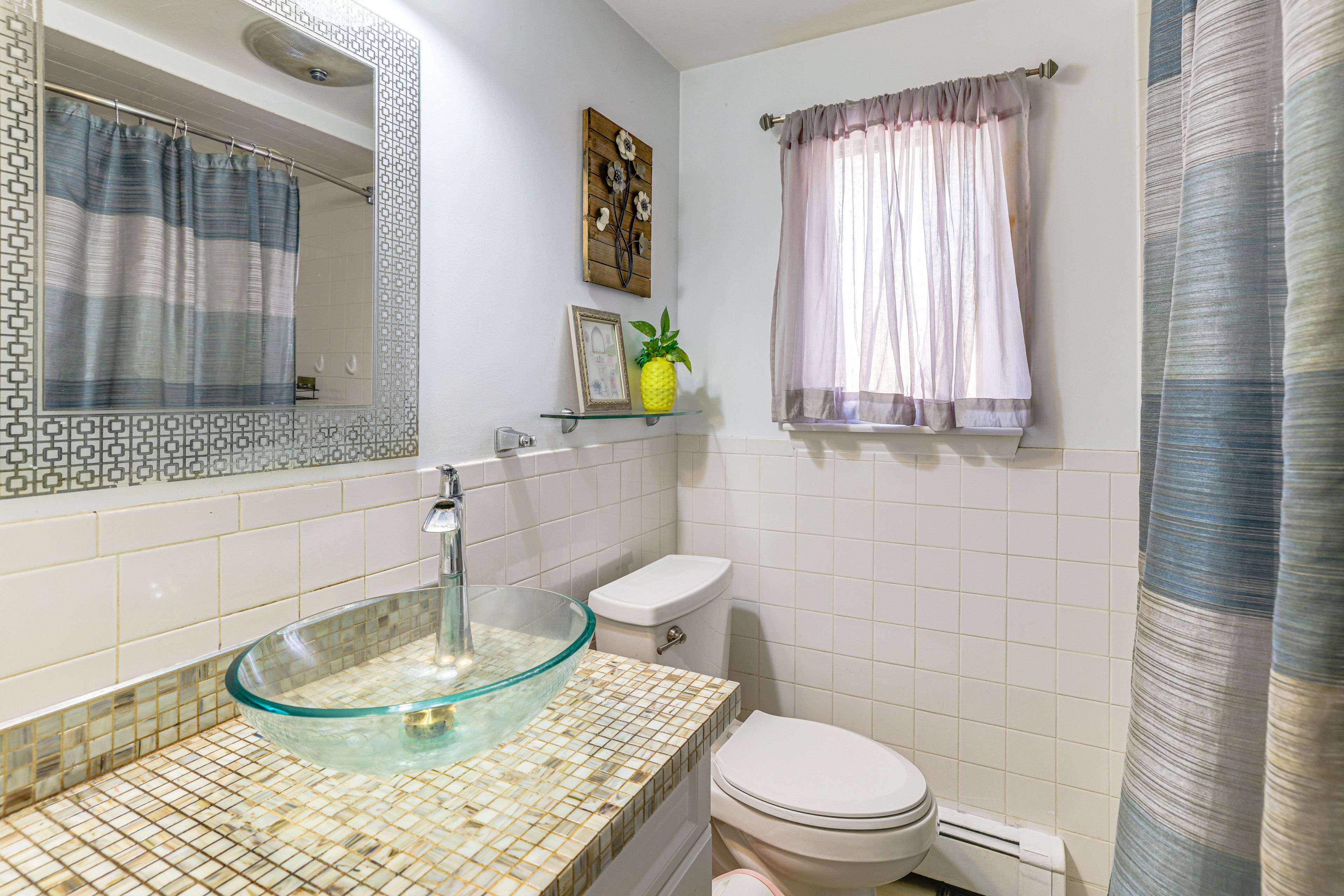 Full Bathroom | 1st Floor | Towels Provided