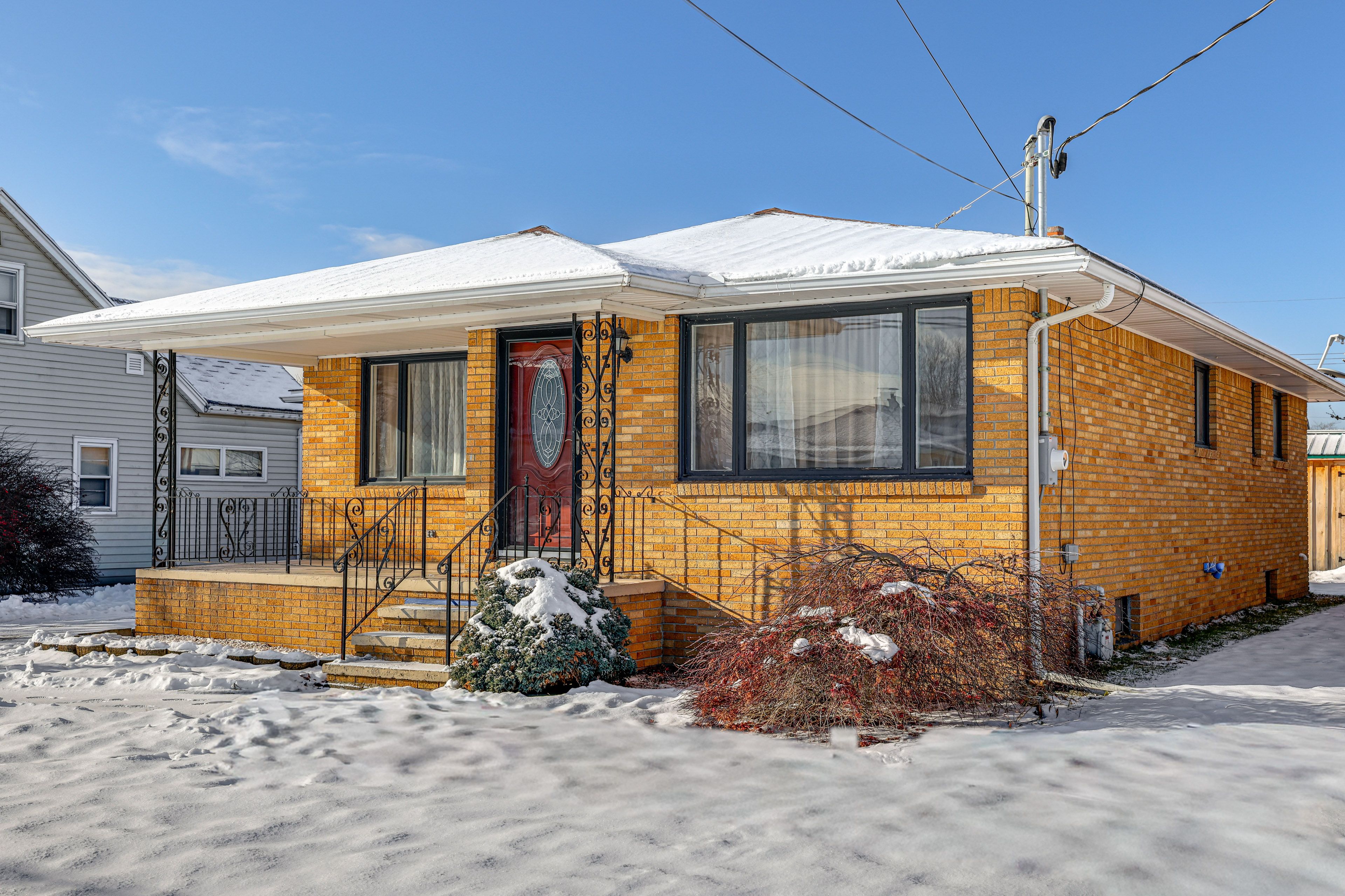 Exterior | Parking | Driveway (2 Vehicles)