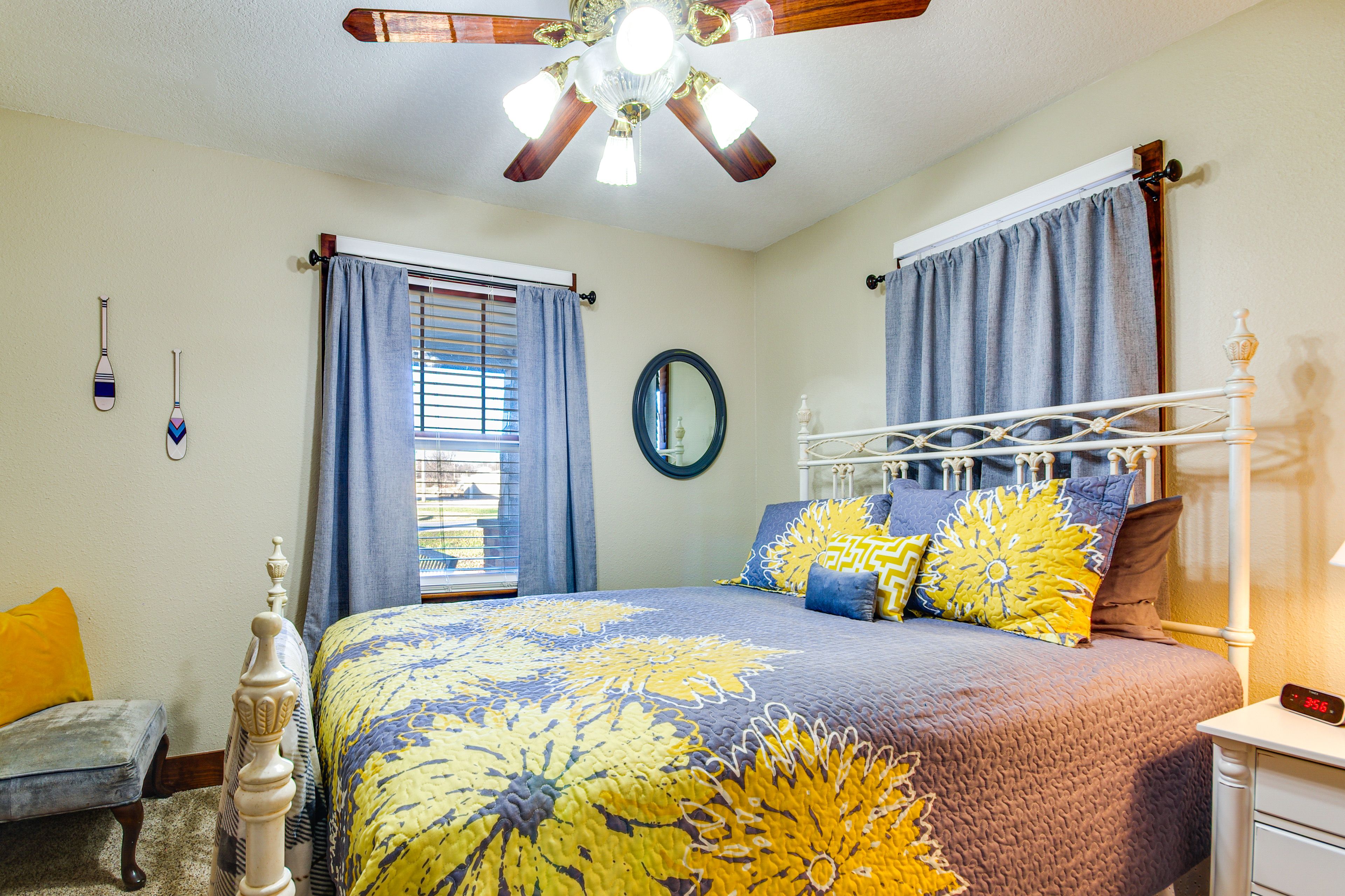 Bedroom 1 | Queen Bed