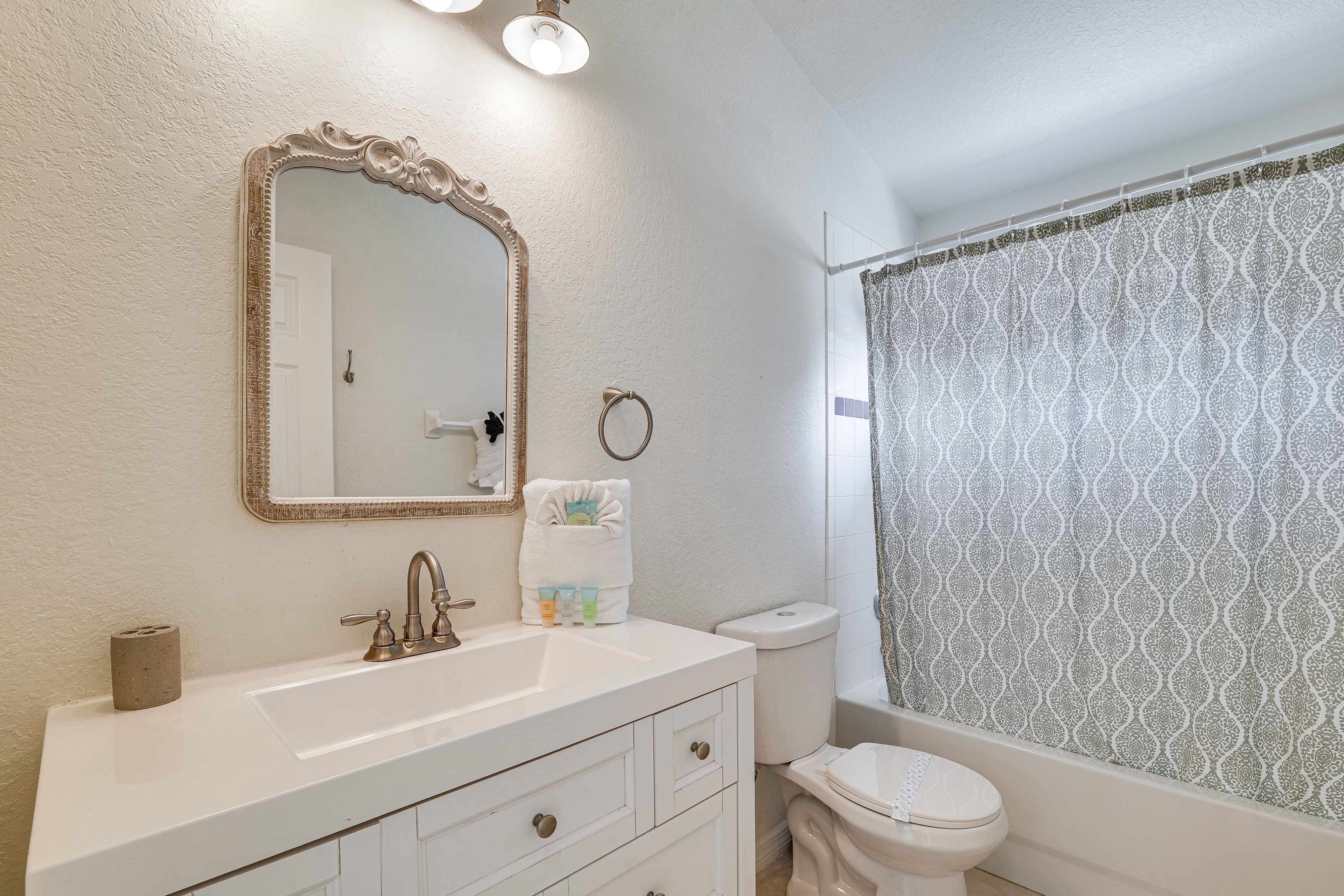 Full Bathroom | Complimentary Toiletries