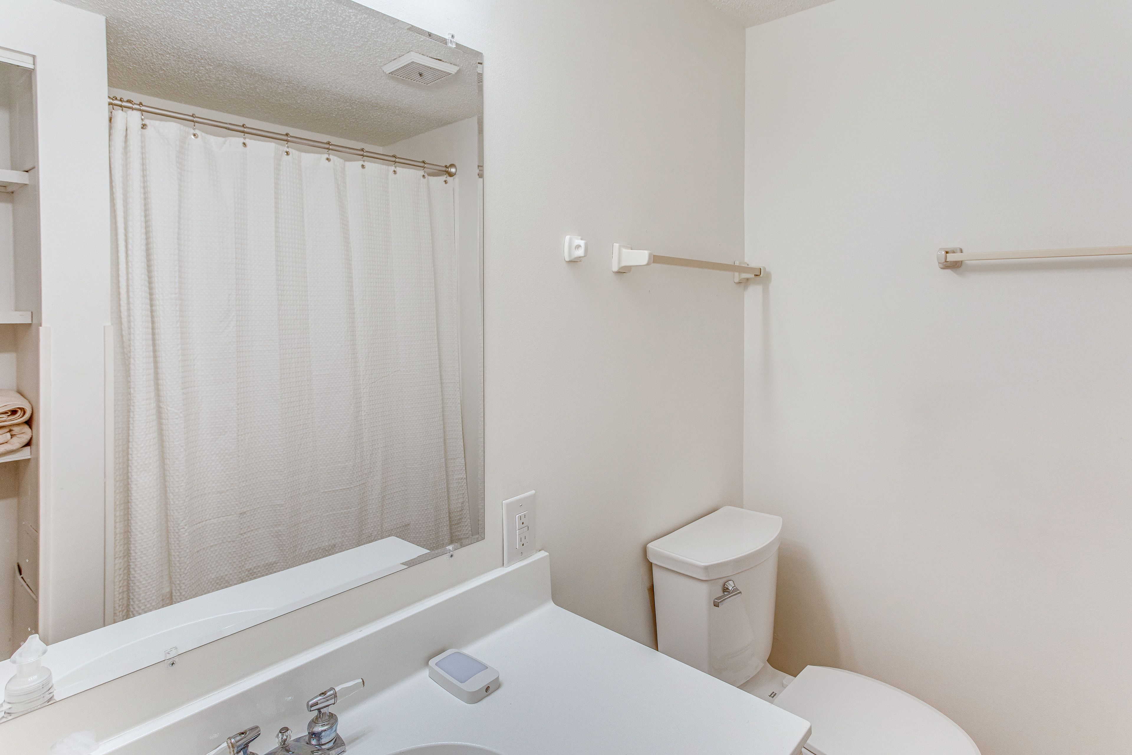 Full Bathroom | Towels Provided