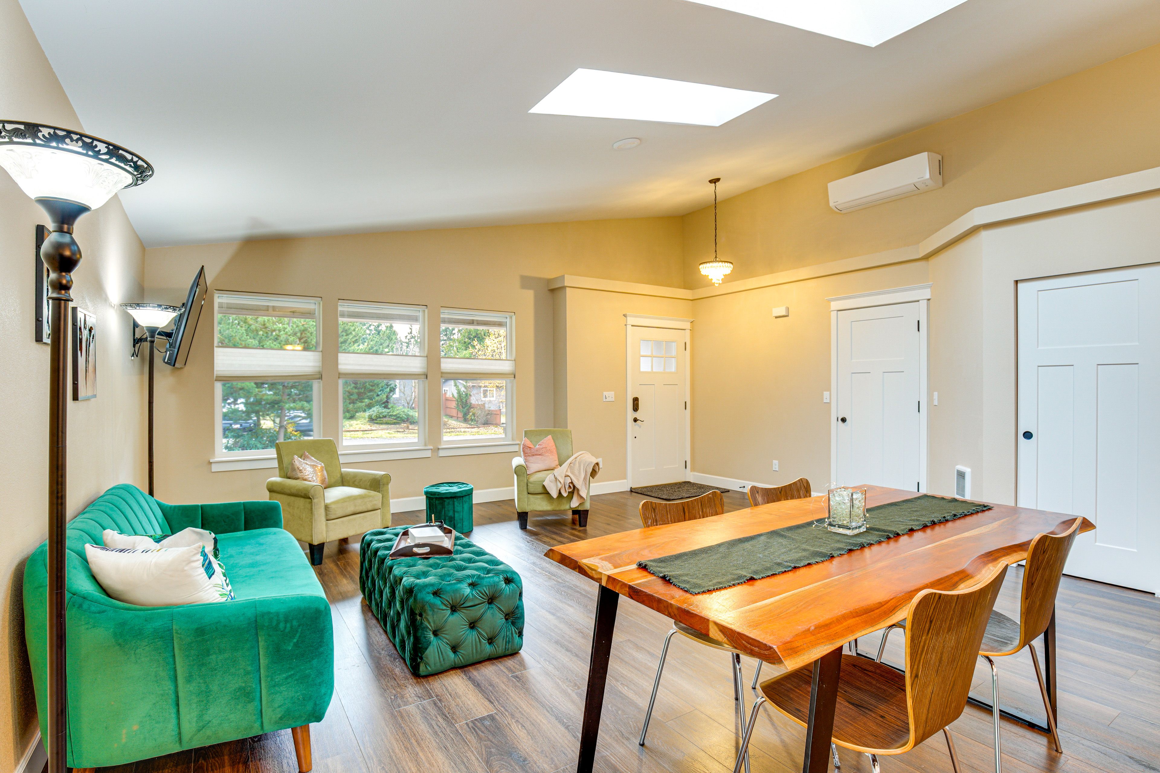 Living Room | Free WiFi | Smart TV