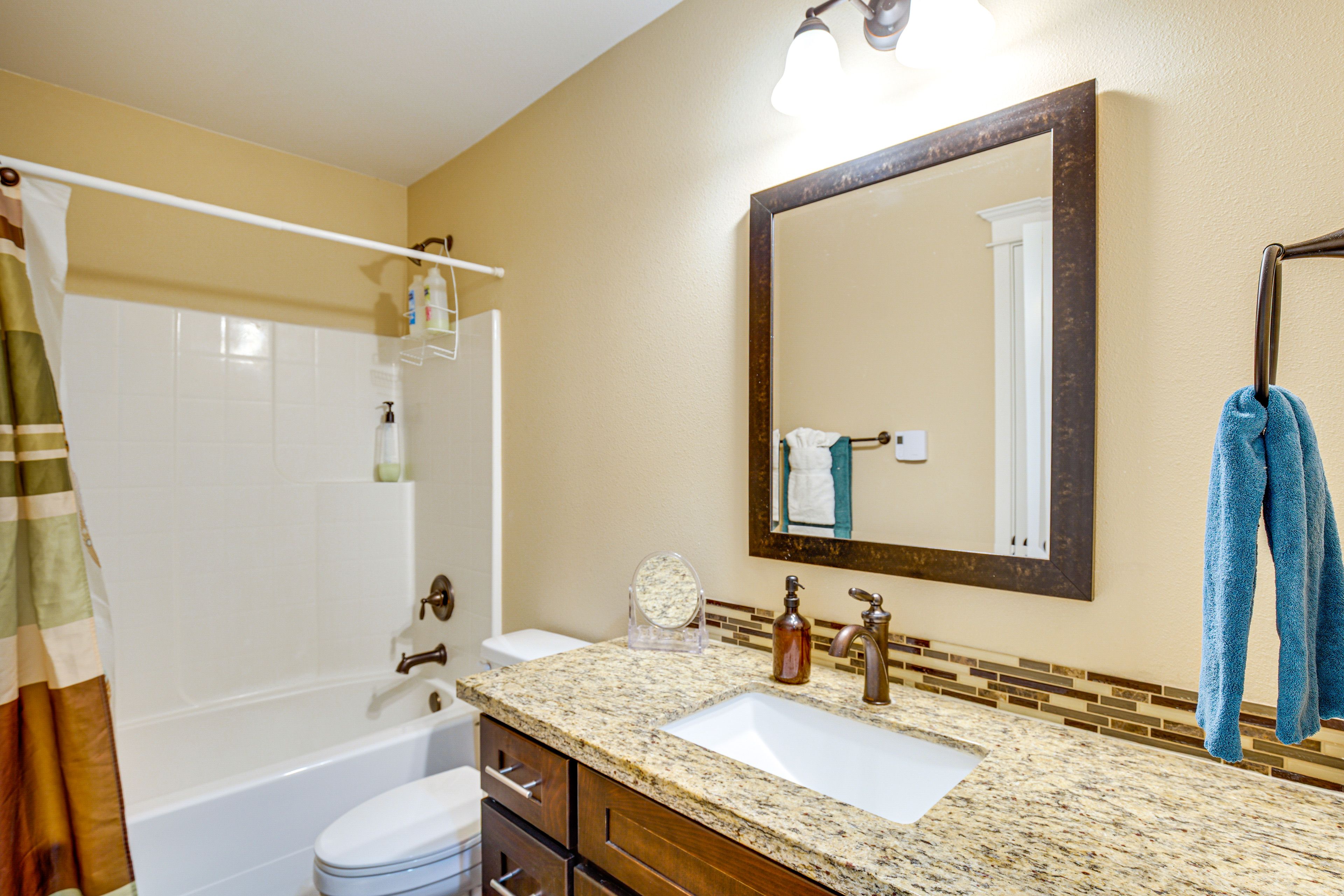 Full Bathroom | Complimentary Toiletries