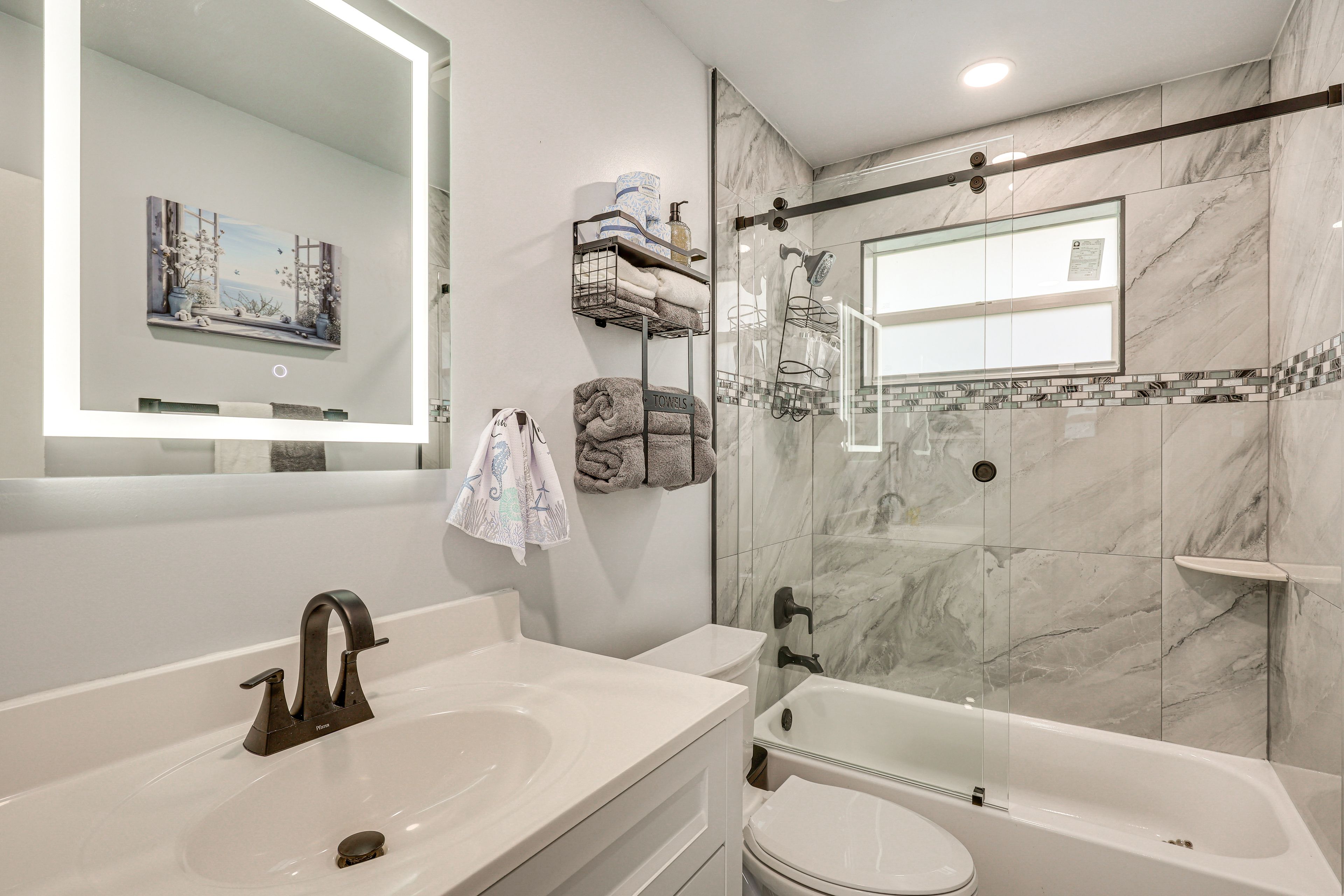 Full Bathroom | Towels Provided | Complimentary Toiletries