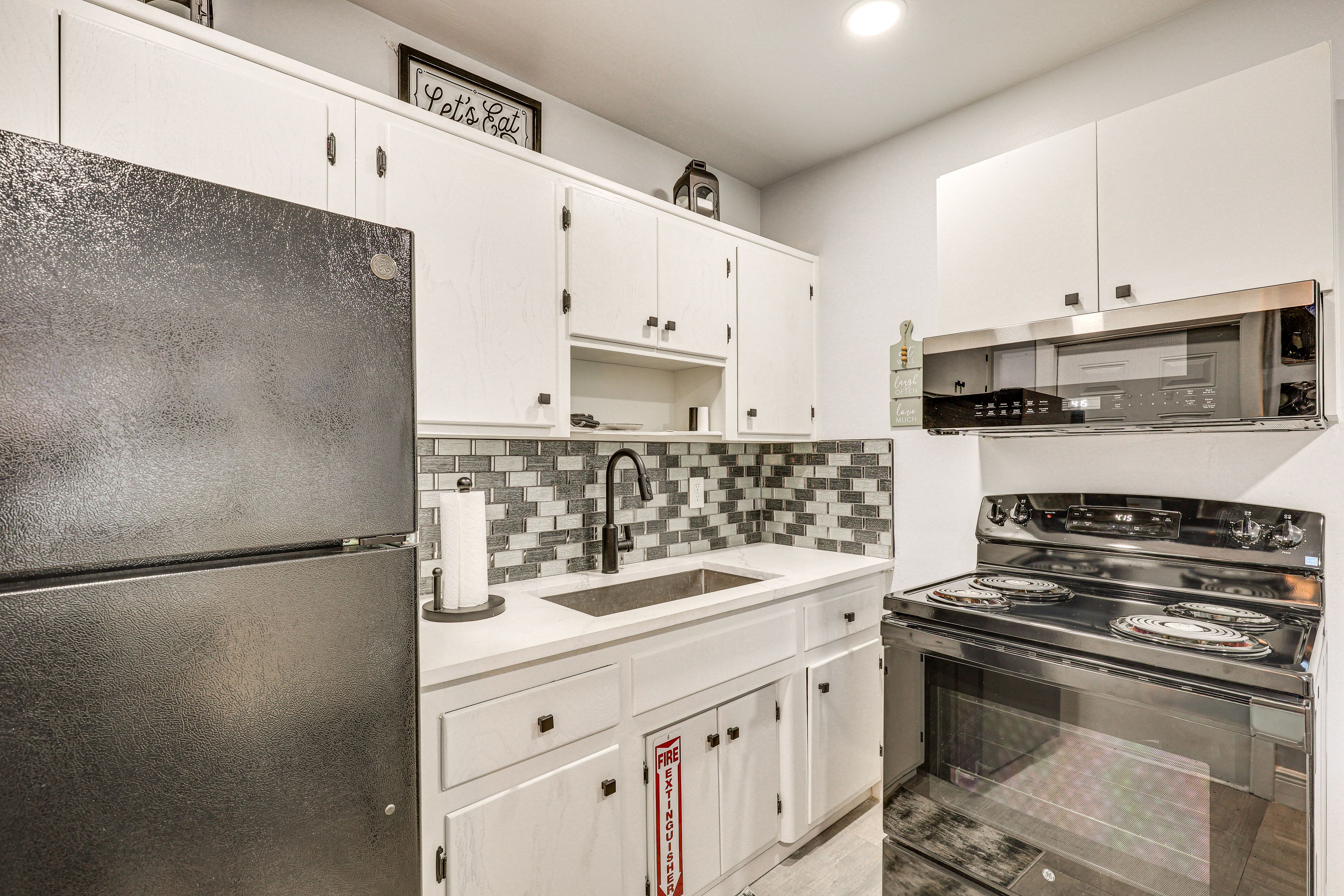 Property Interior | Central A/C & Heating | Free WiFi