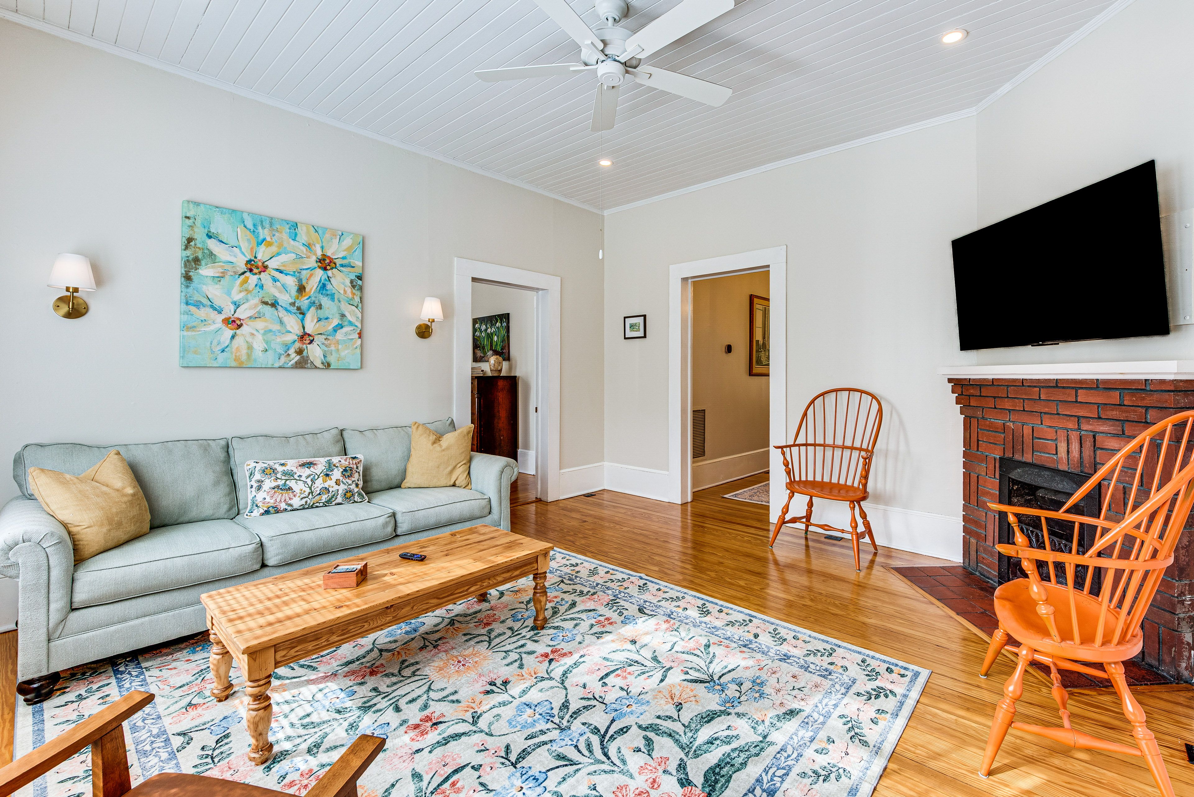 Living Room | Queen Sleeper Sofa | Smart TV | Free WiFi | Central A/C & Heat