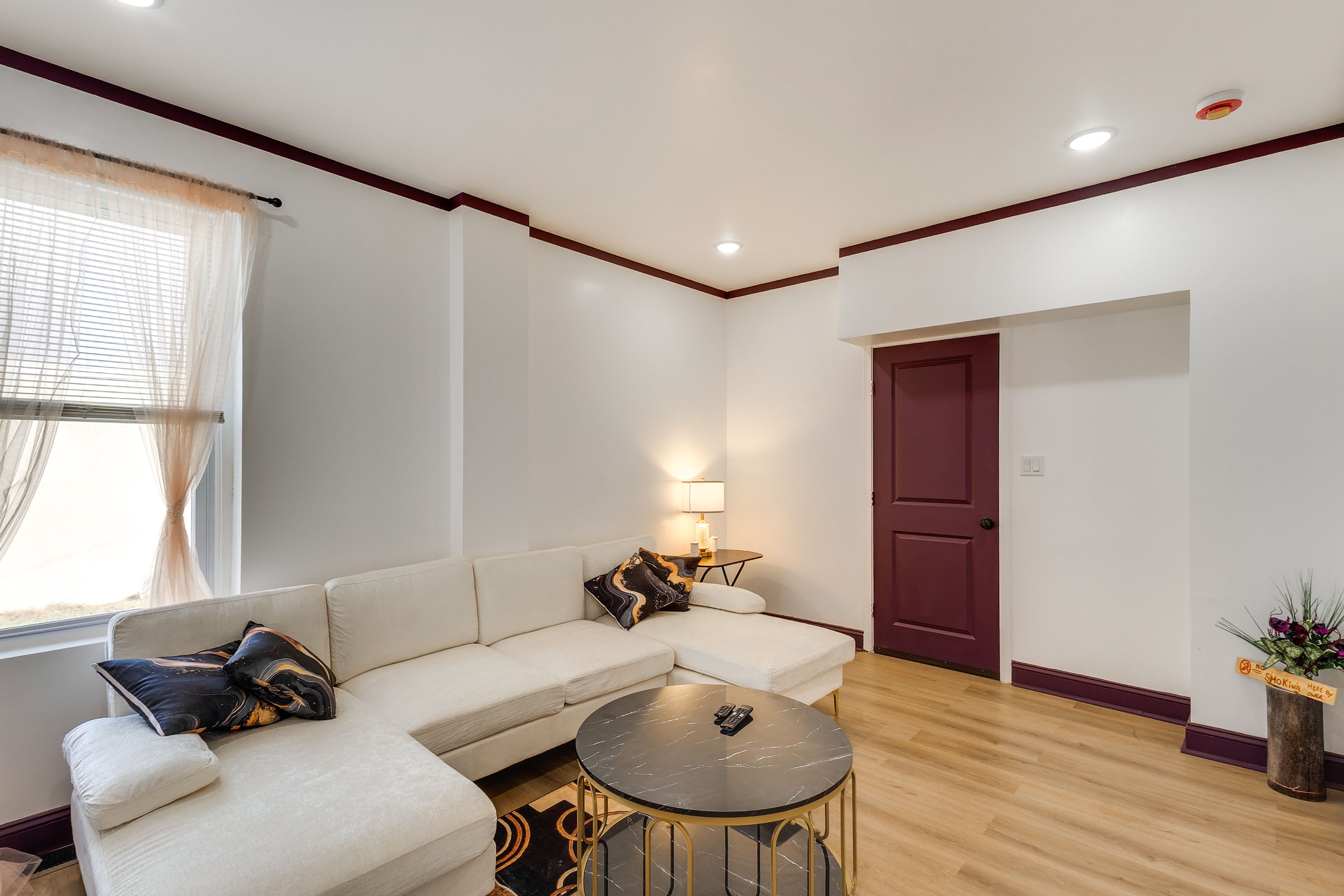 Living Room | Smart TV | Central Air Conditioning/Heat