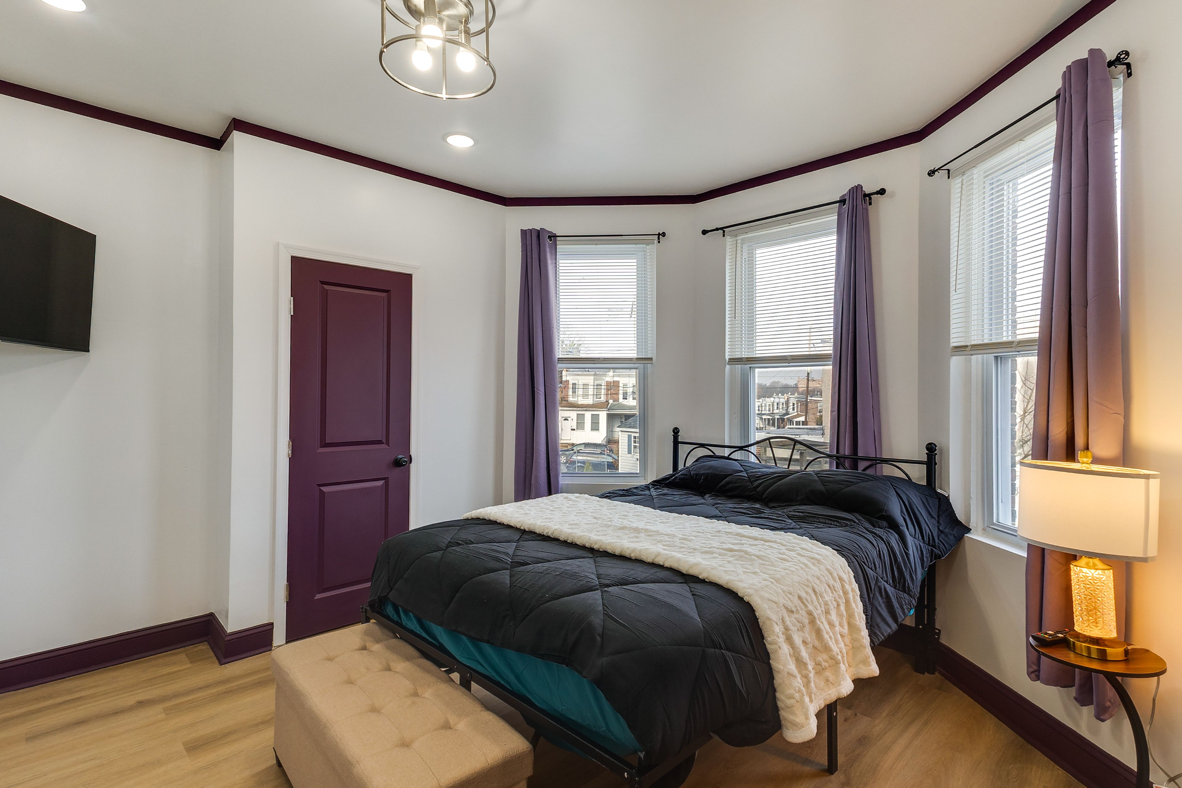 Bedroom | Queen Bed | Smart TV