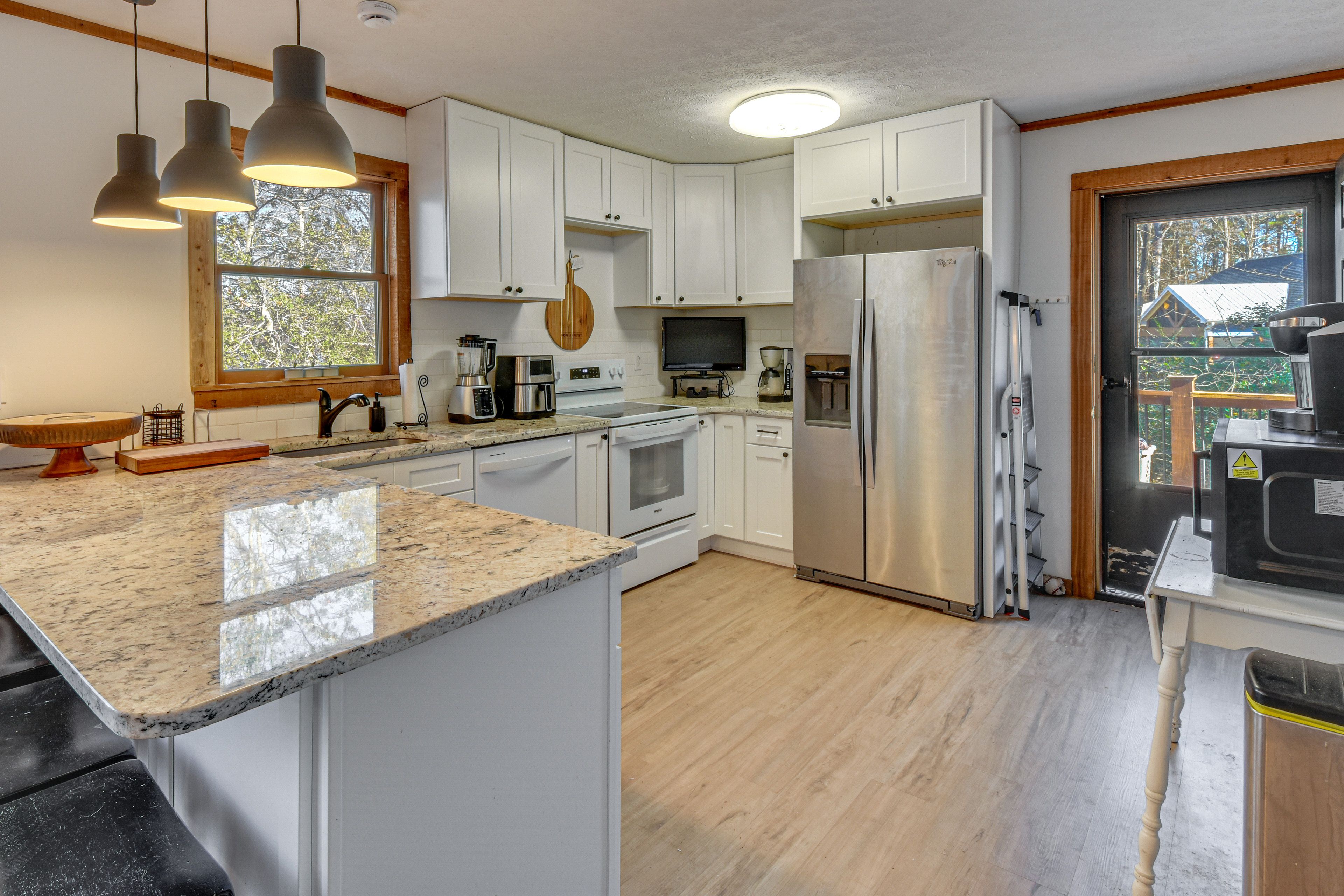 Kitchen | Microwave | Dishwasher | 2nd Floor