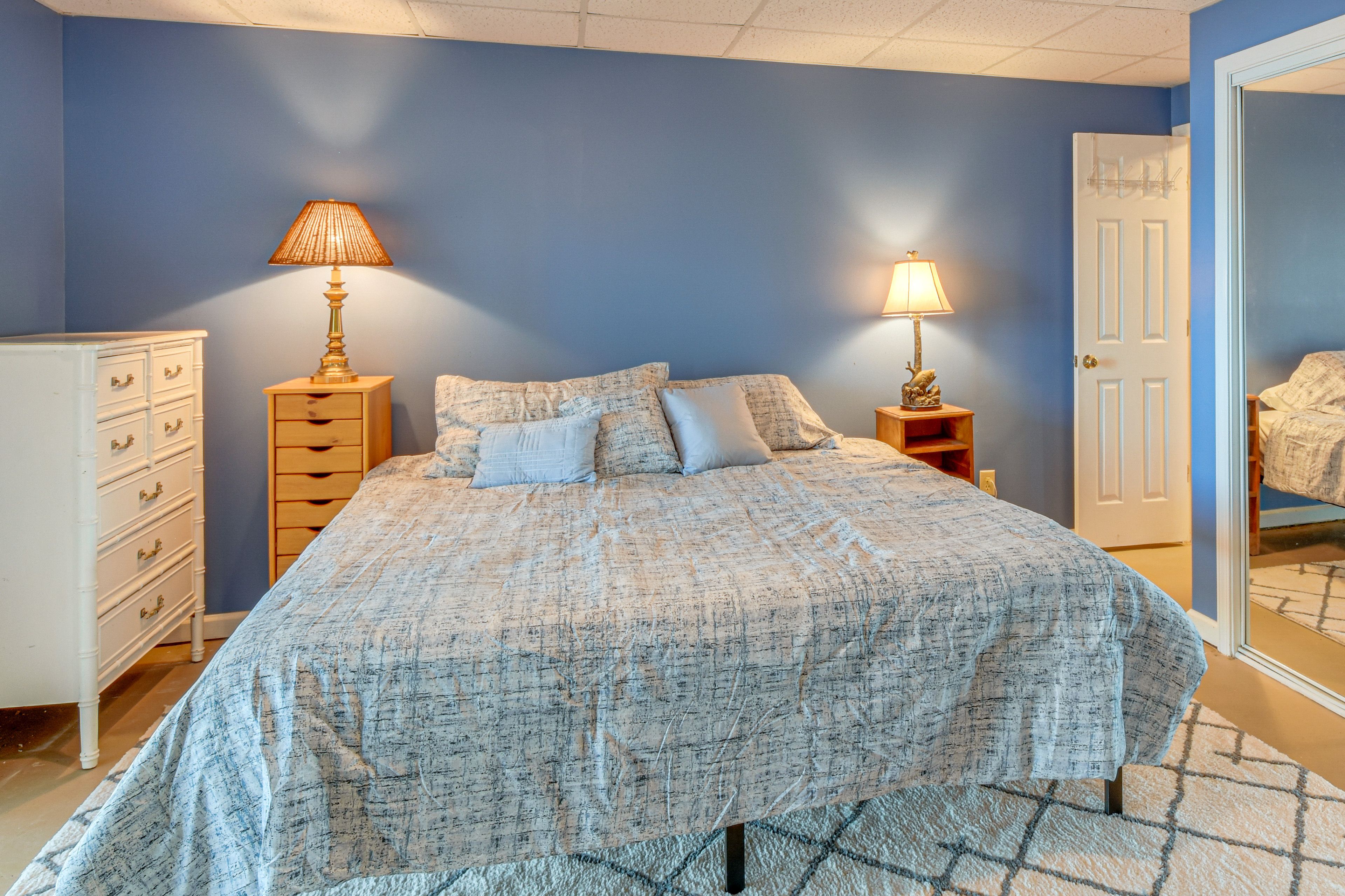 Bedroom 1 | King Bed | 1st Floor