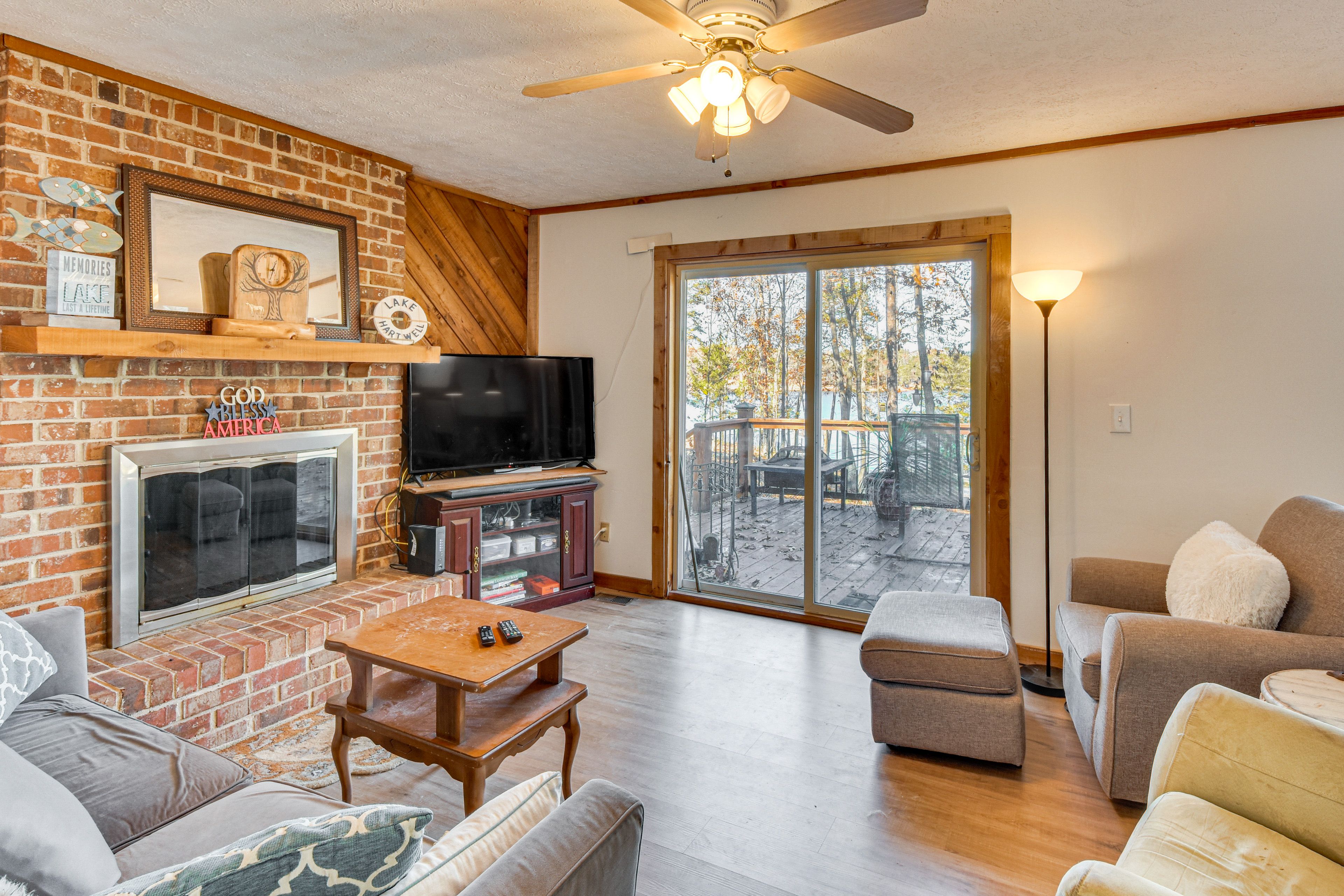 Living Room | Queen Sleeper Sofa | Smart TV | Fireplace | 2nd Floor