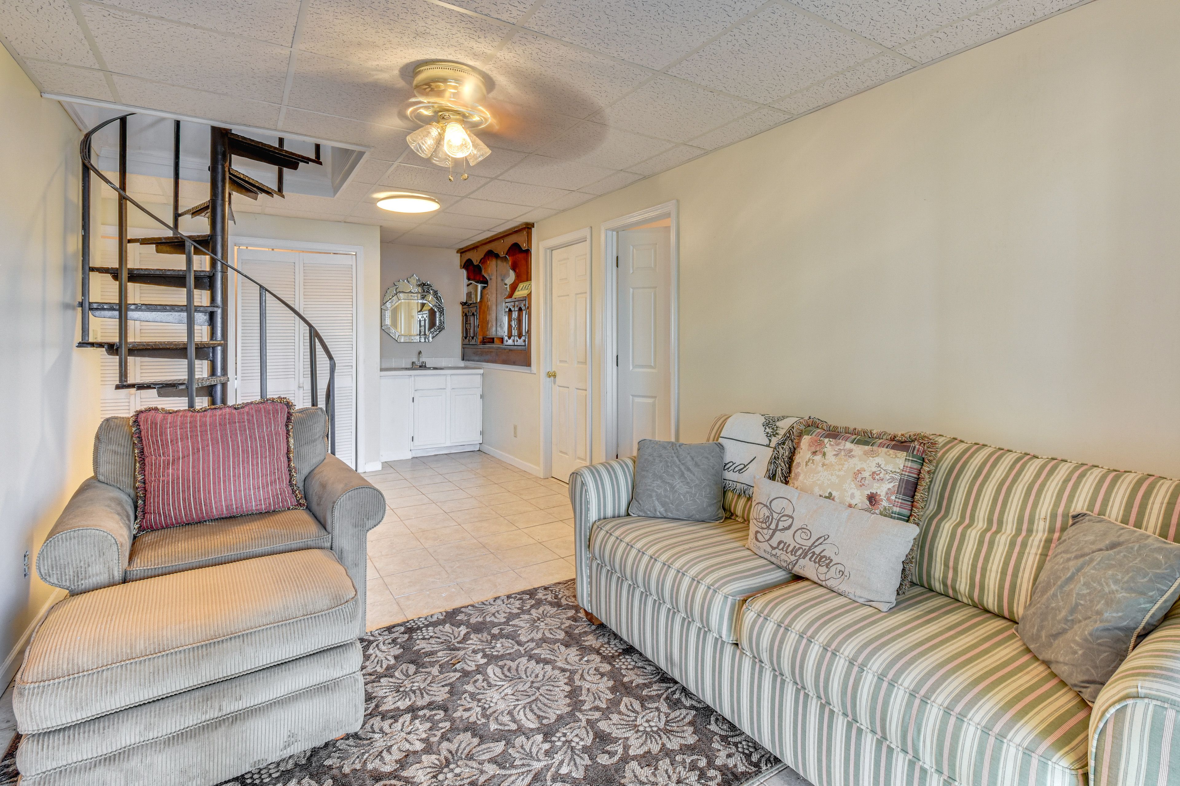 Sitting Area | 1st Floor