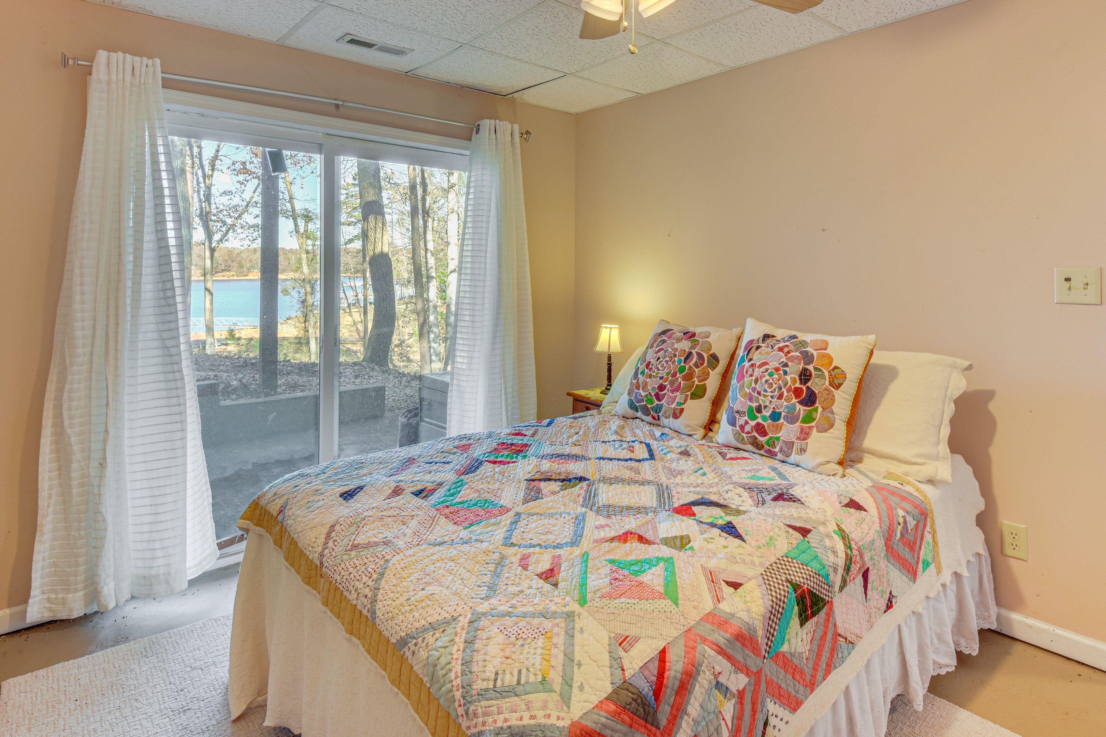 Bedroom 2 | Full Bed | Smart TV | 1st Floor