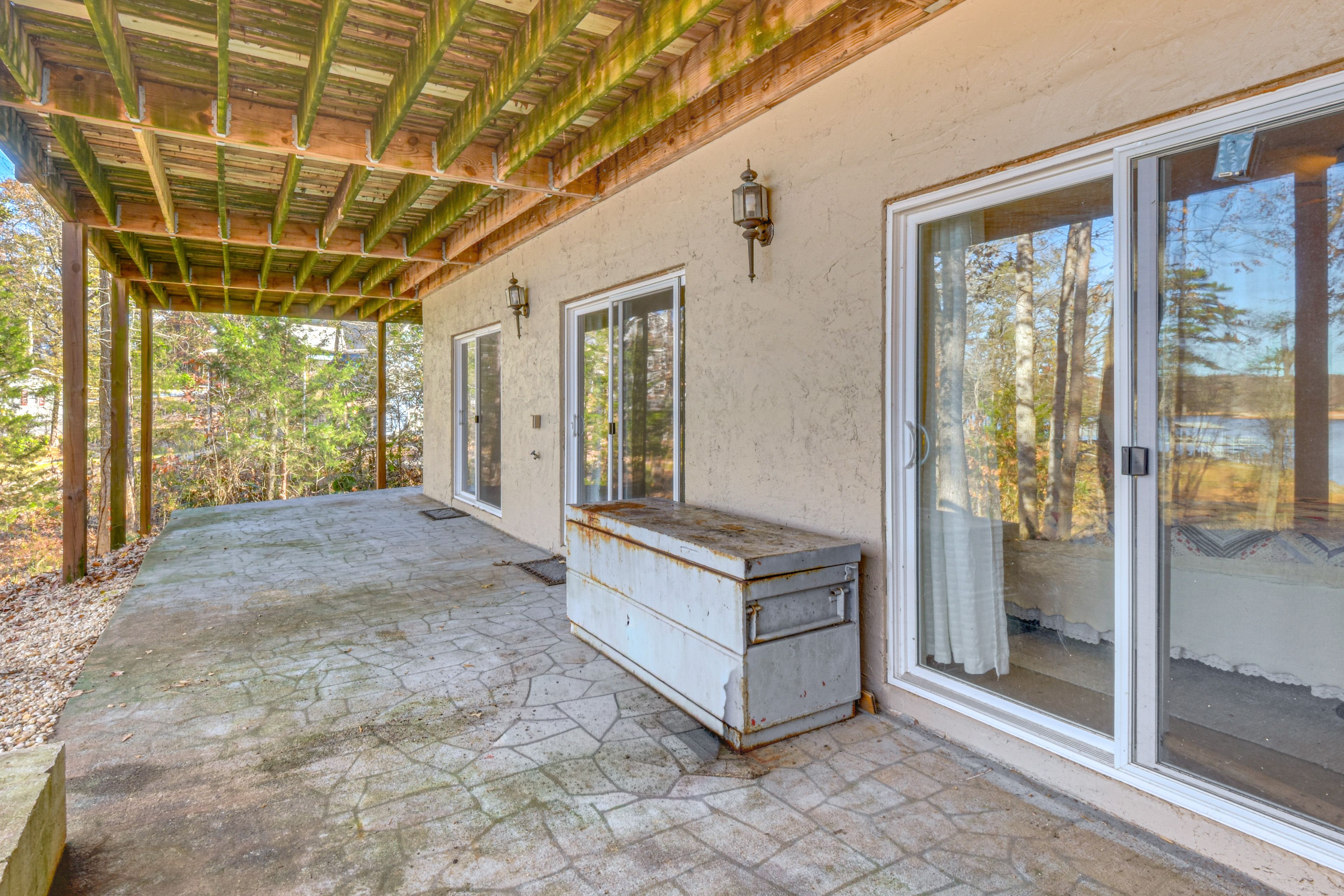 Covered Patio | Charcoal Grill