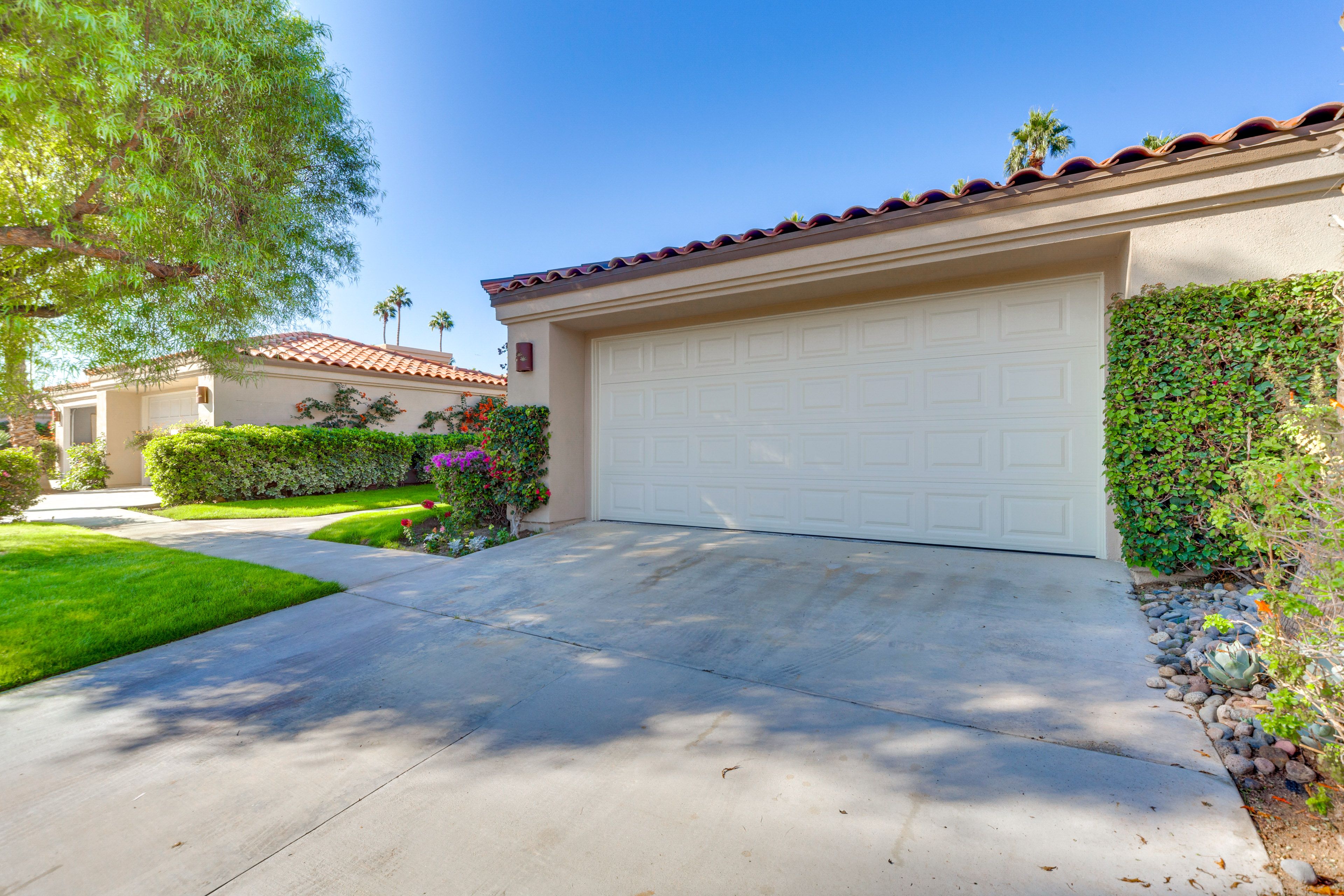 Parking | Garage (2 Vehicles) | Driveway (2 Vehicles)