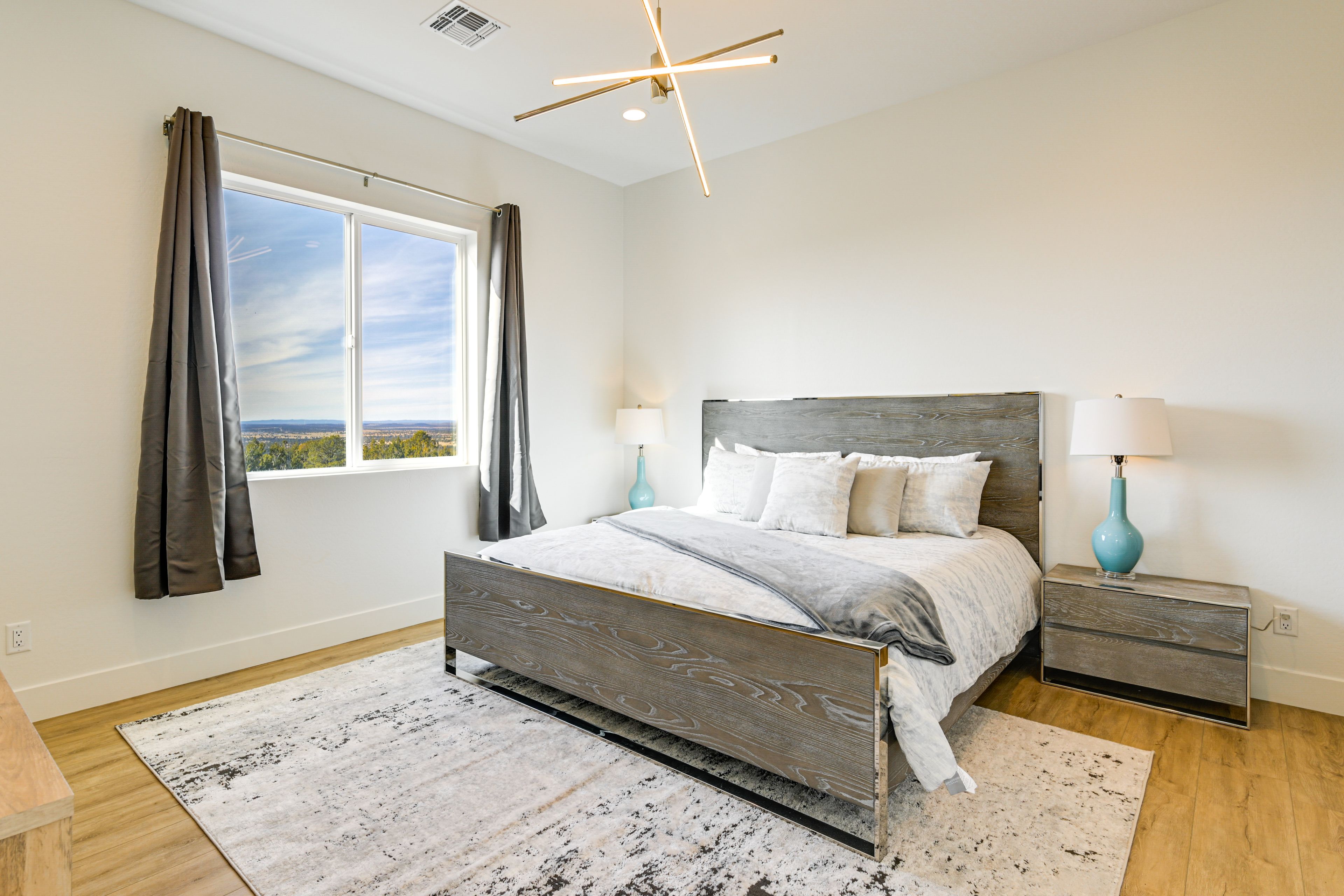 Bedroom 1 | Queen Bed