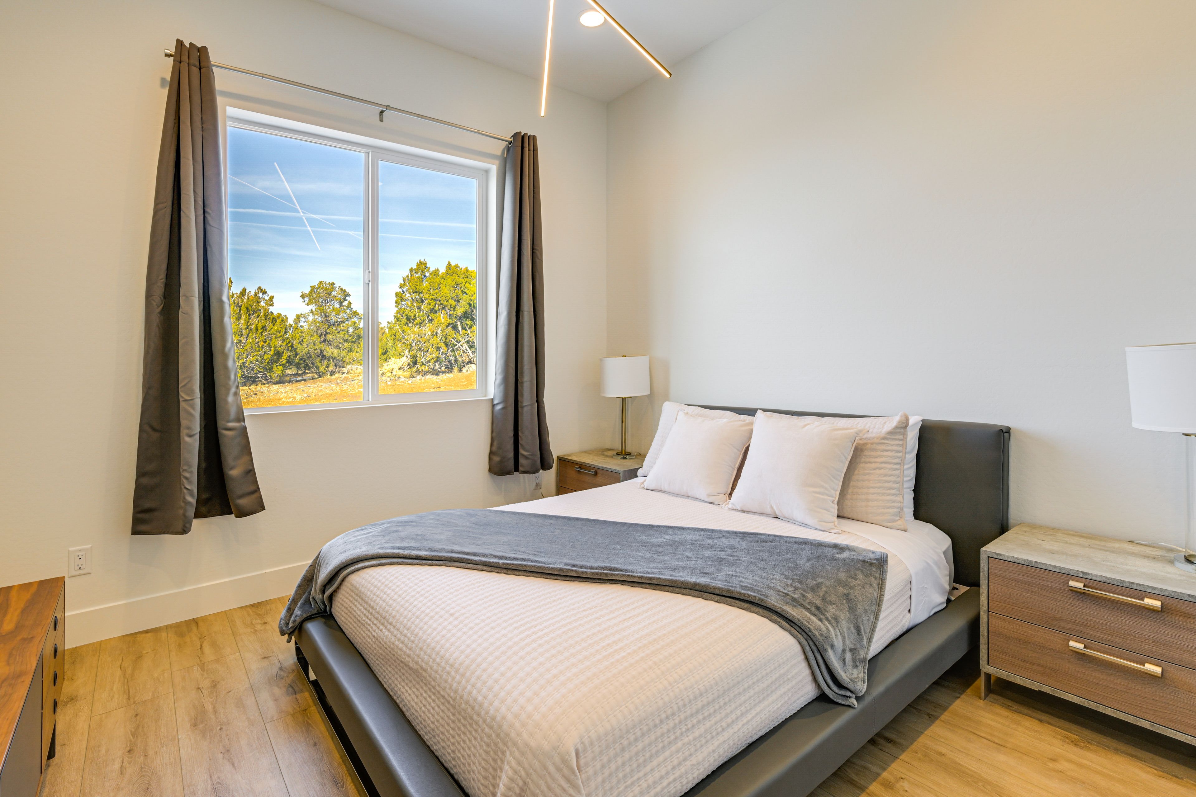 Bedroom 2 | Queen Bed