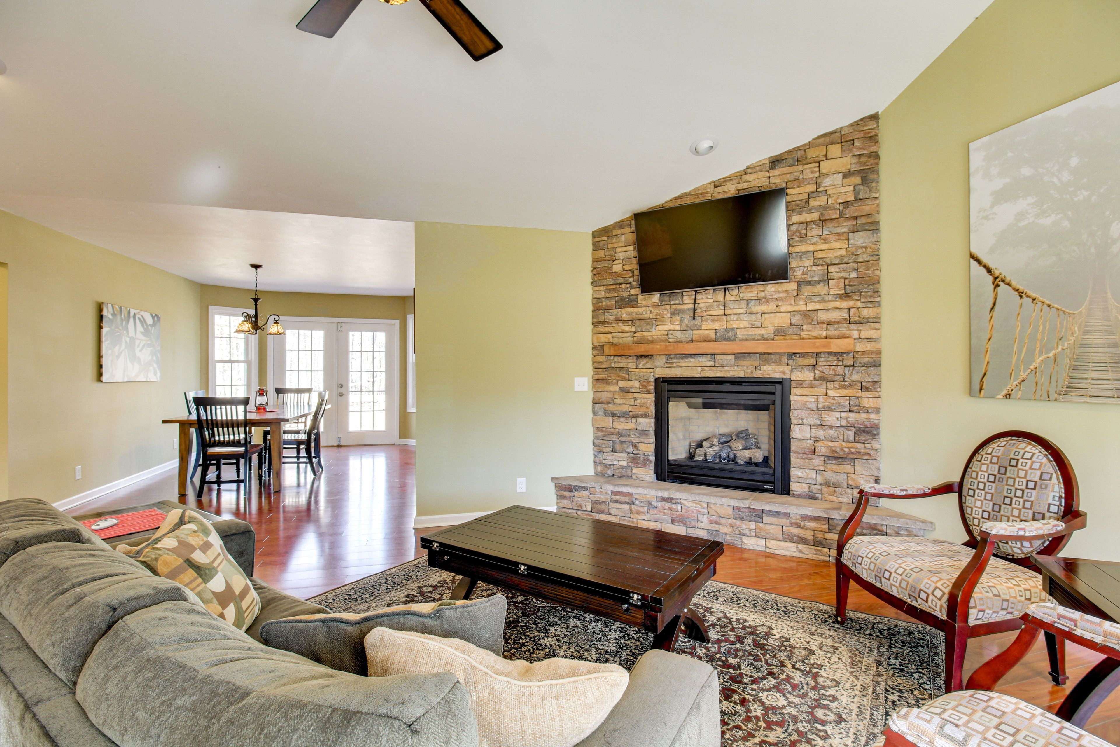 Living Room | Queen Sleeper Sofa | Central Heating & A/C | Free WiFi