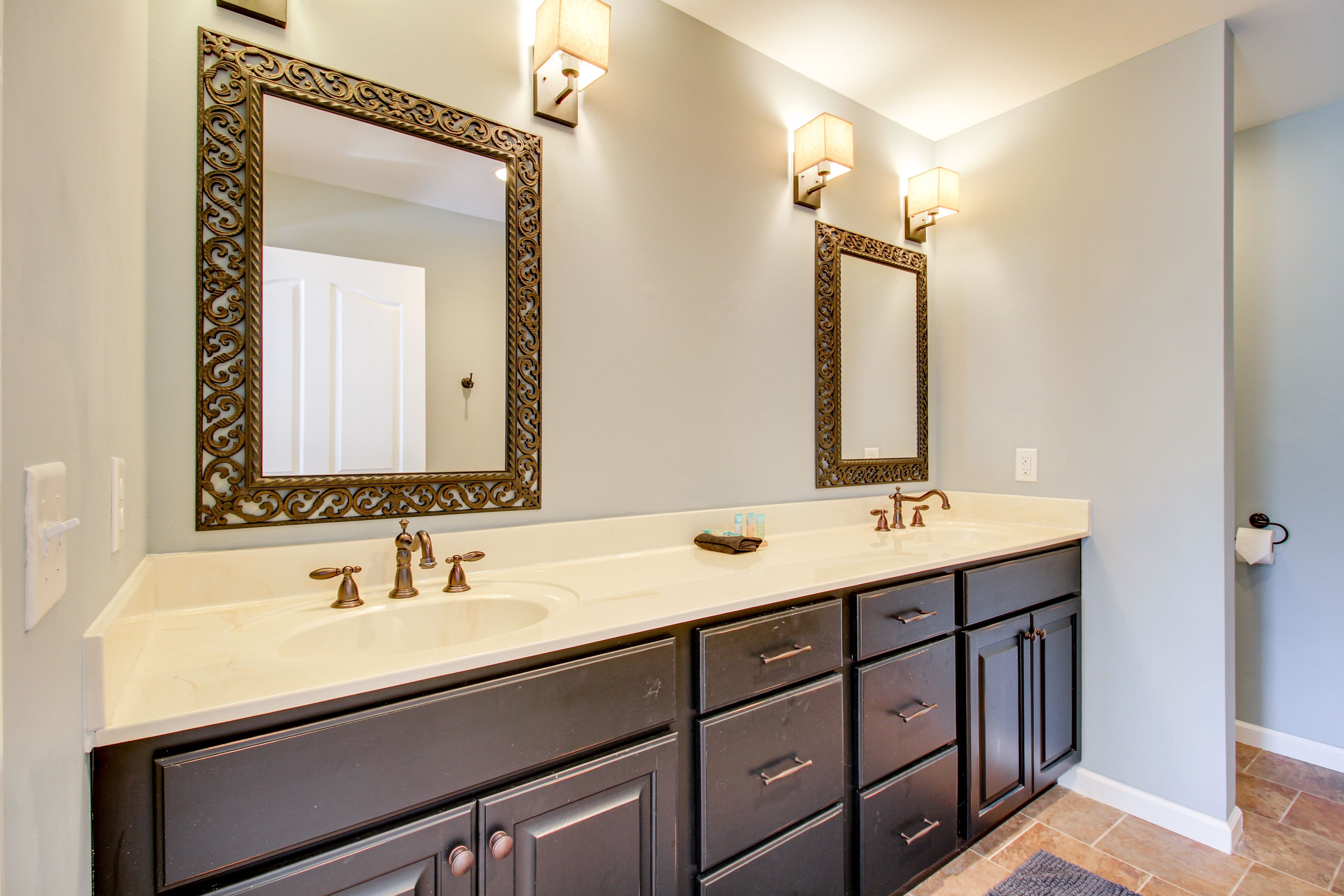 Full Bathroom | Complimentary Toiletries | Towels Provided