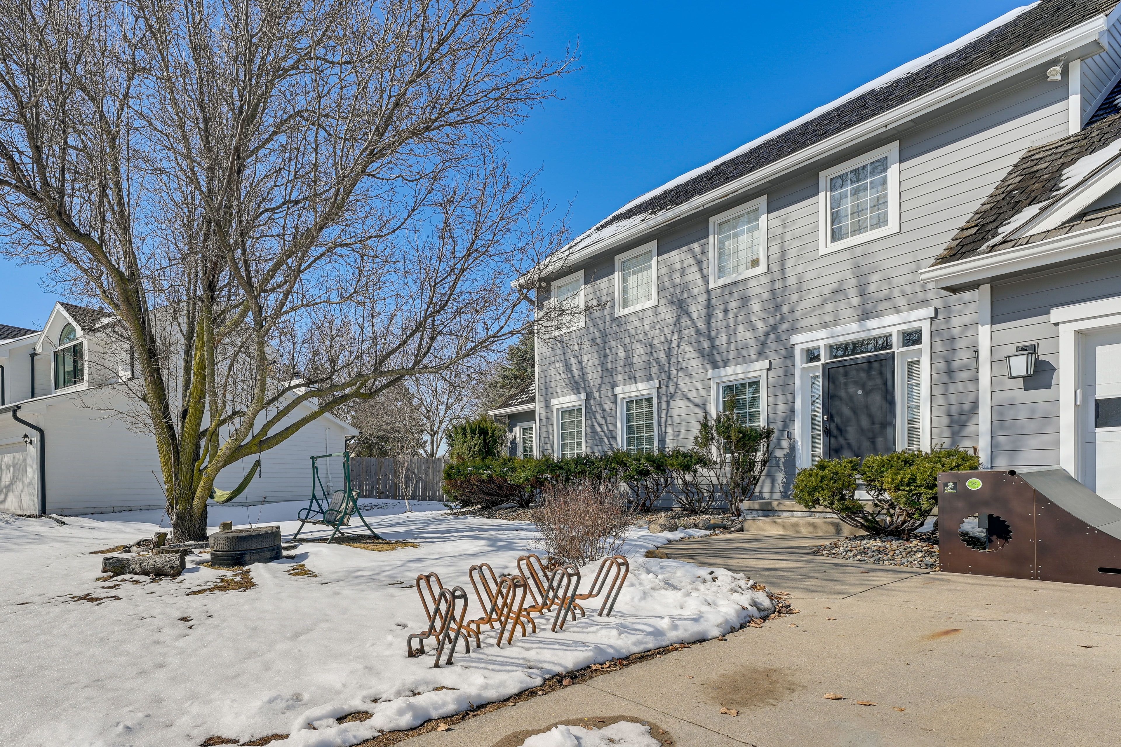 Parking | Driveway (5 Vehicles)