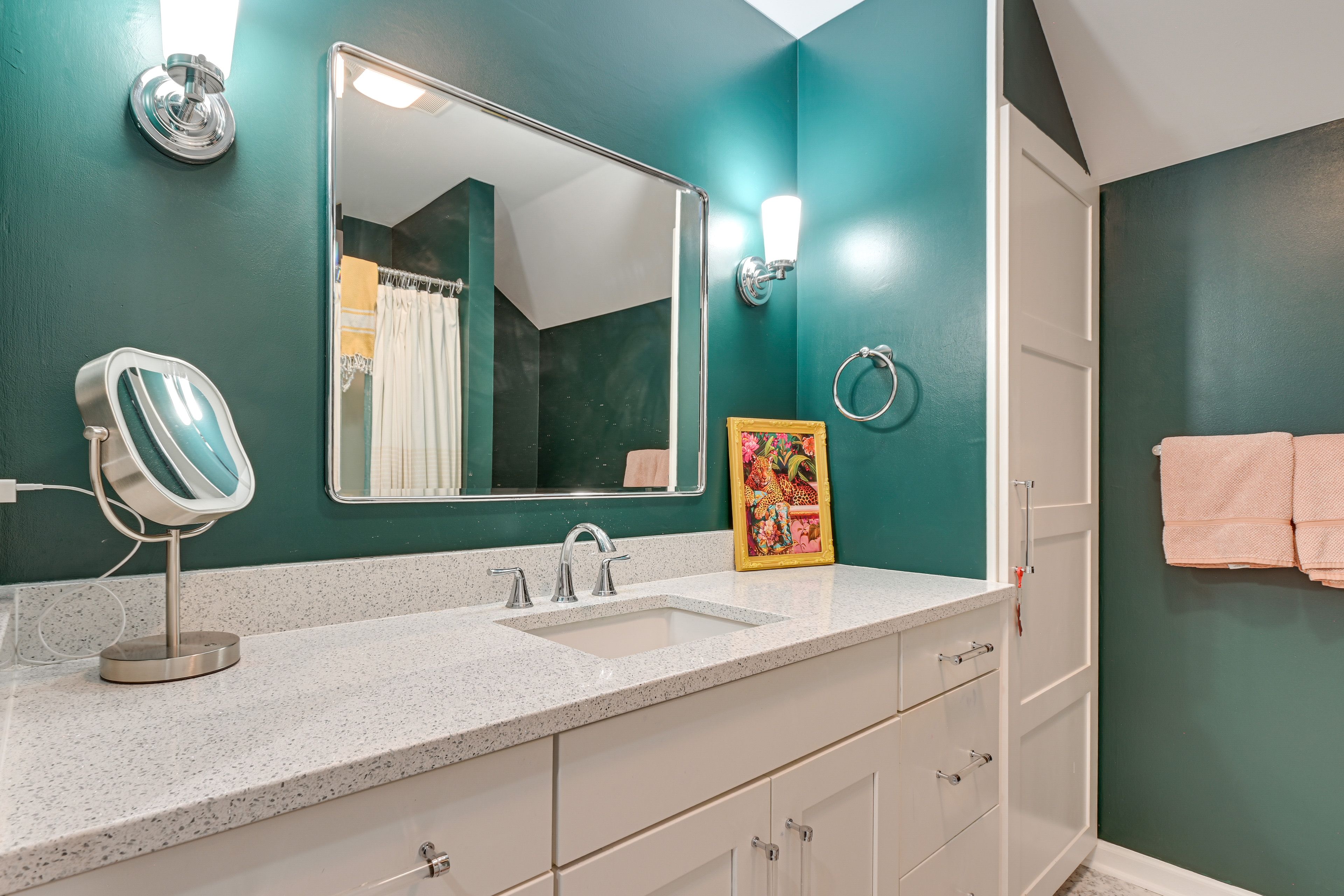 Bathroom | Bathtub/Shower | 2nd Floor