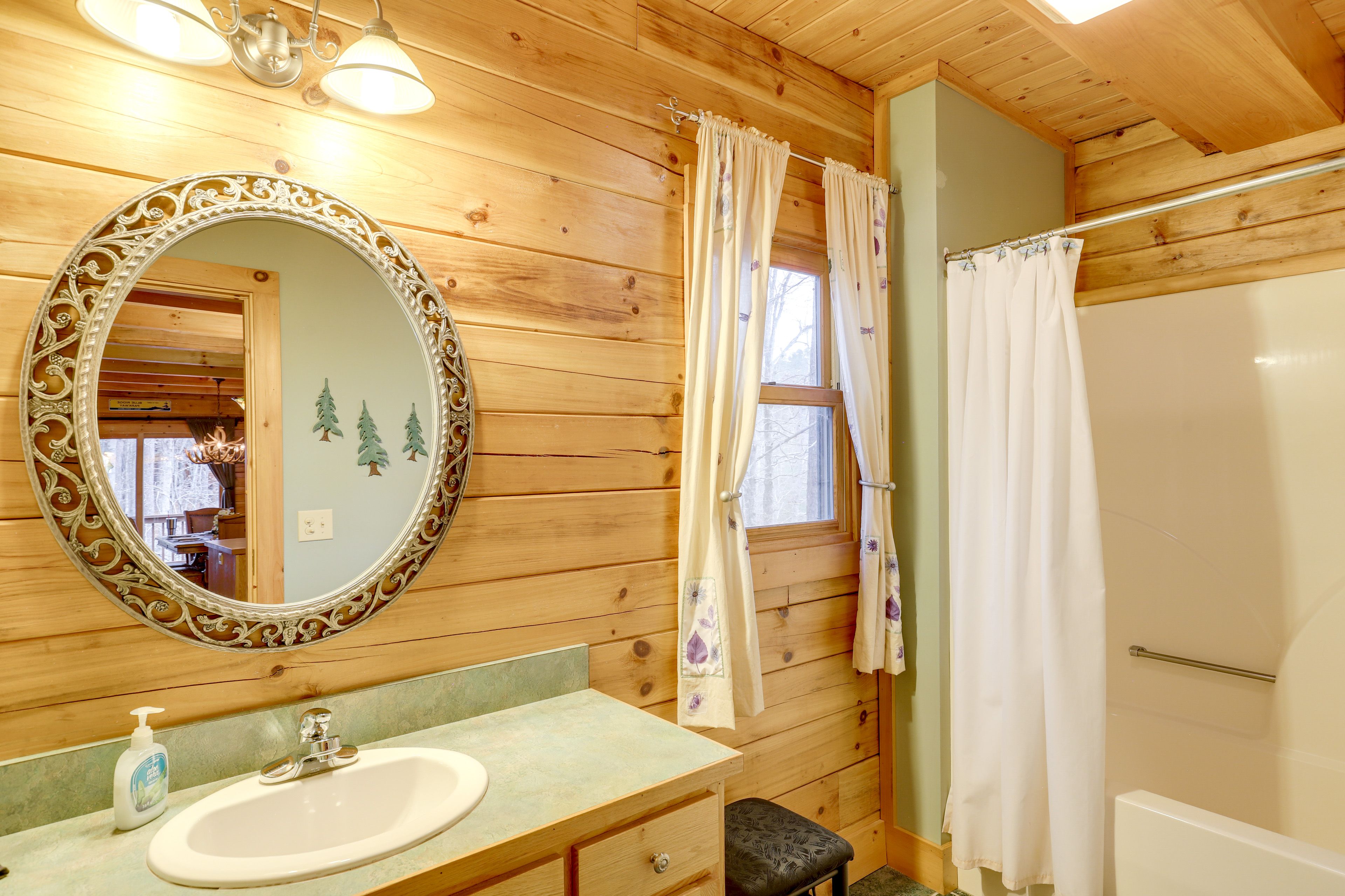 Full Bathroom | Main Level