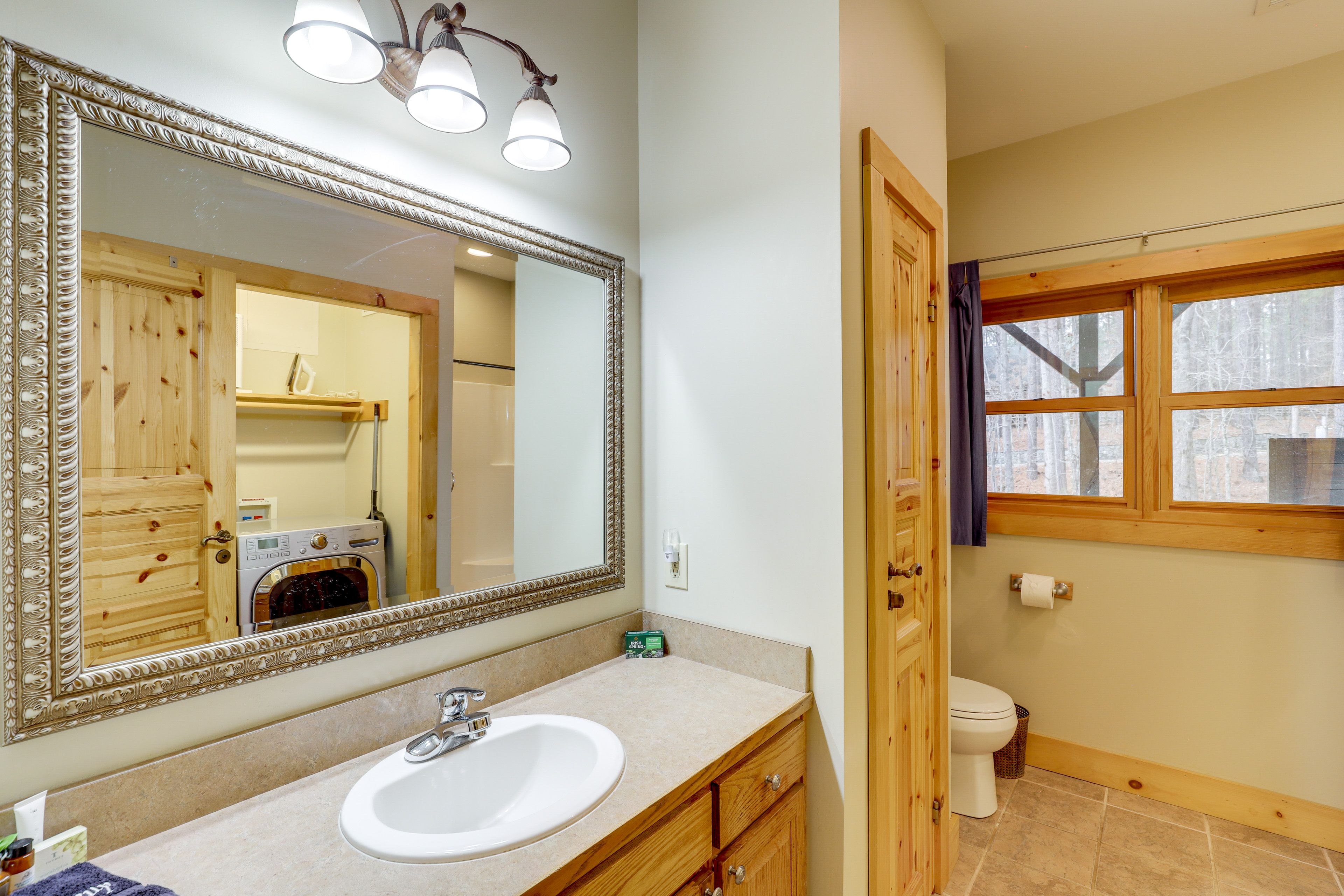 Full Bathroom | Lower Level | Complimentary Toiletries | Washer & Dryer